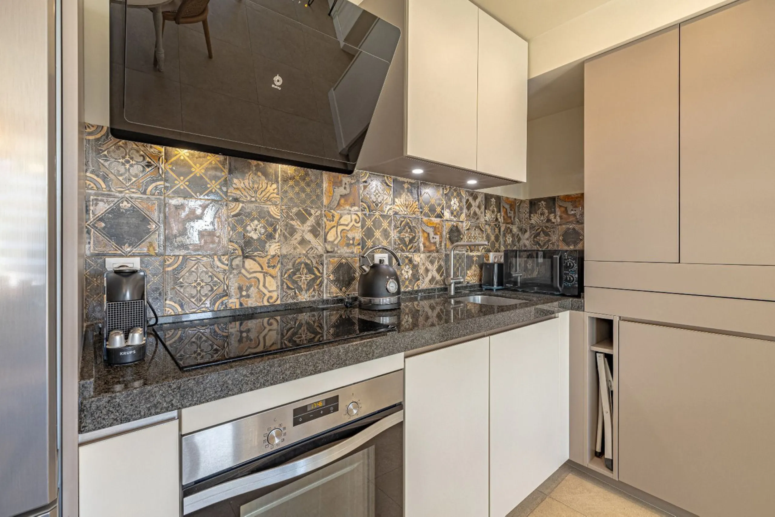Beachfront 1-Bedroom Apartment with Panoramic Sea Views & 24/7 Concierge – Edificio Mediterráneo, Golden Mile, Marbella
