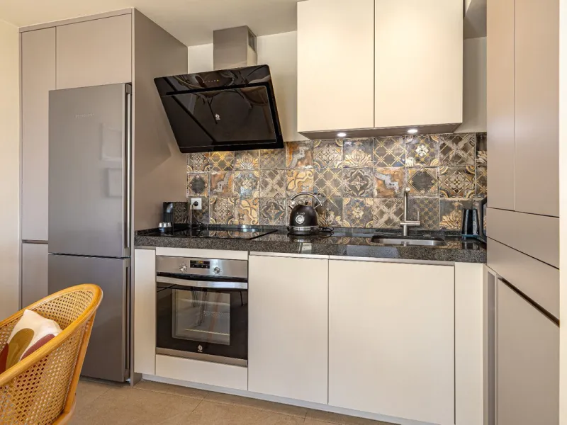 Beachfront 1-Bedroom Apartment with Panoramic Sea Views & 24/7 Concierge – Edificio Mediterráneo, Golden Mile, Marbella