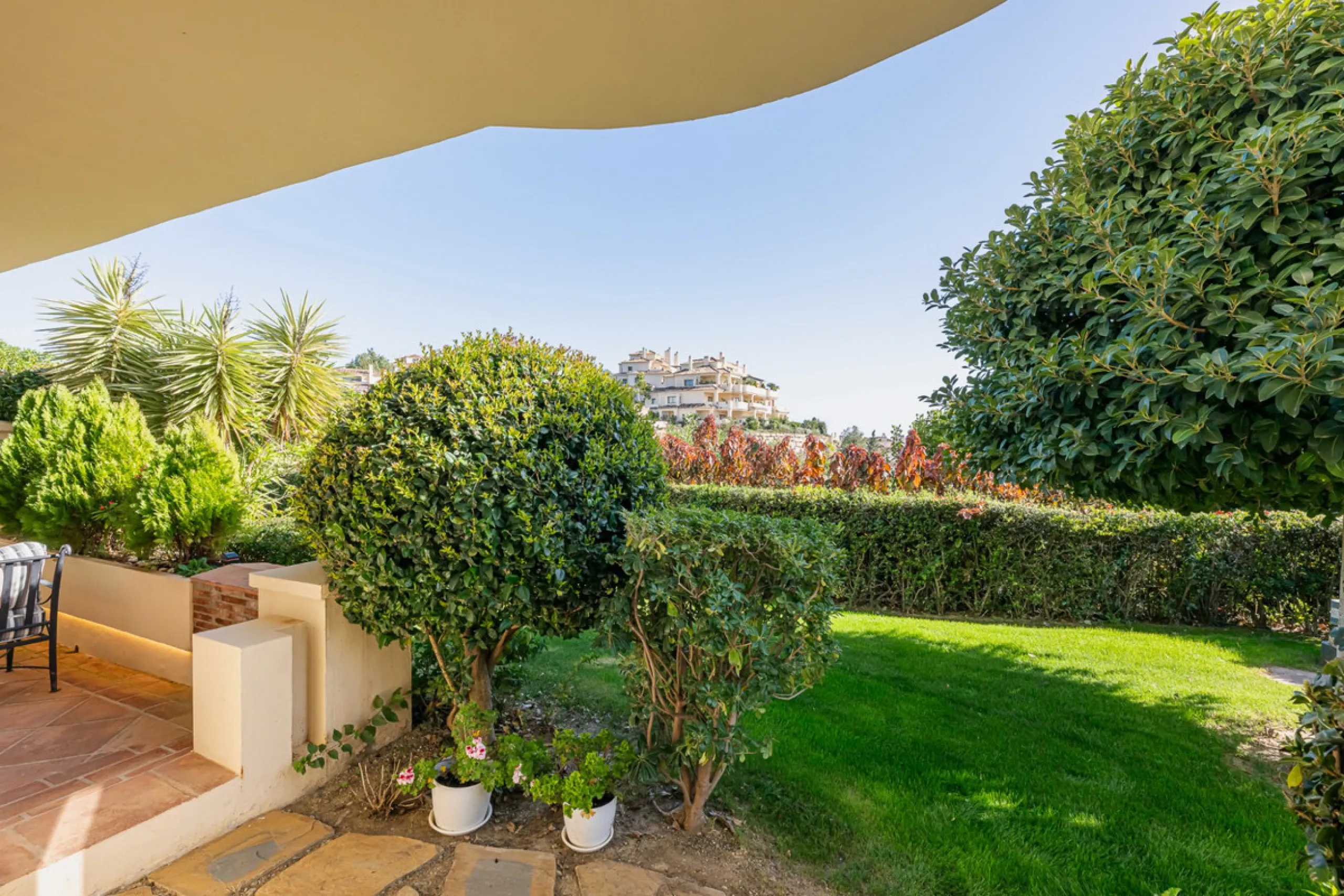 Exceptional south-facing apartment with great potential for extension in Capanes del Golf, Benahavís
