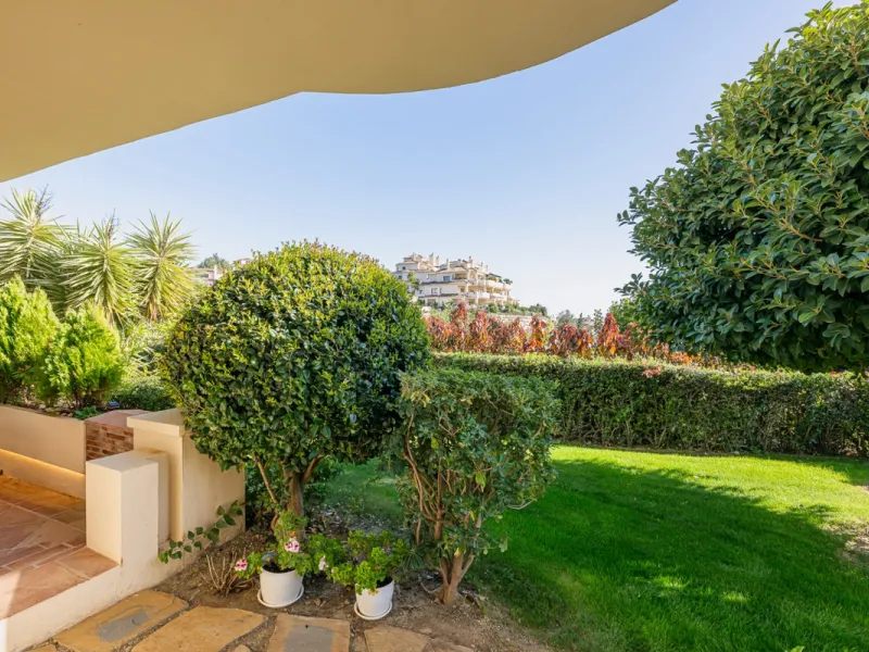 Exceptional south-facing apartment with great potential for extension in Capanes del Golf, Benahavís