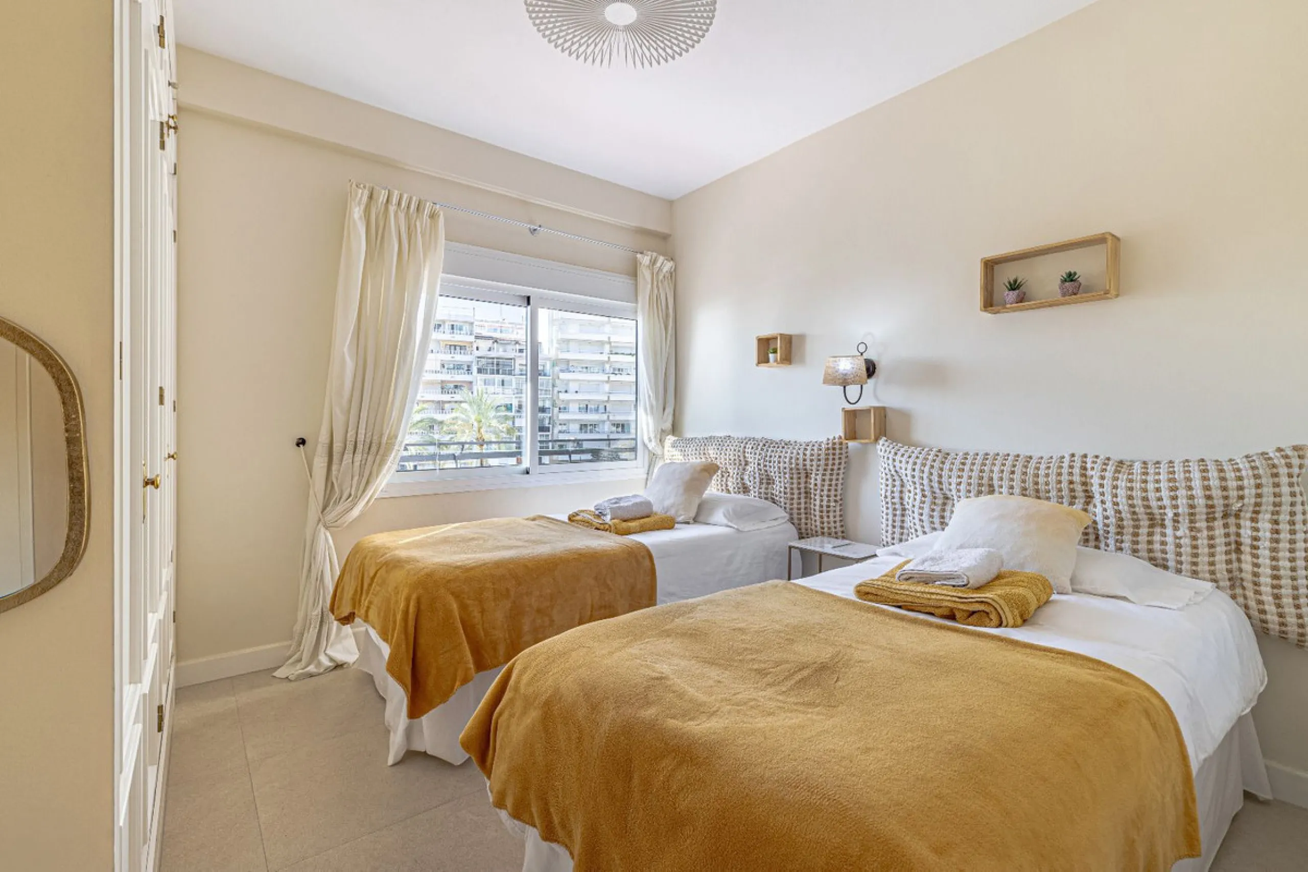 Beachfront 1-Bedroom Apartment with Panoramic Sea Views & 24/7 Concierge – Edificio Mediterráneo, Golden Mile, Marbella