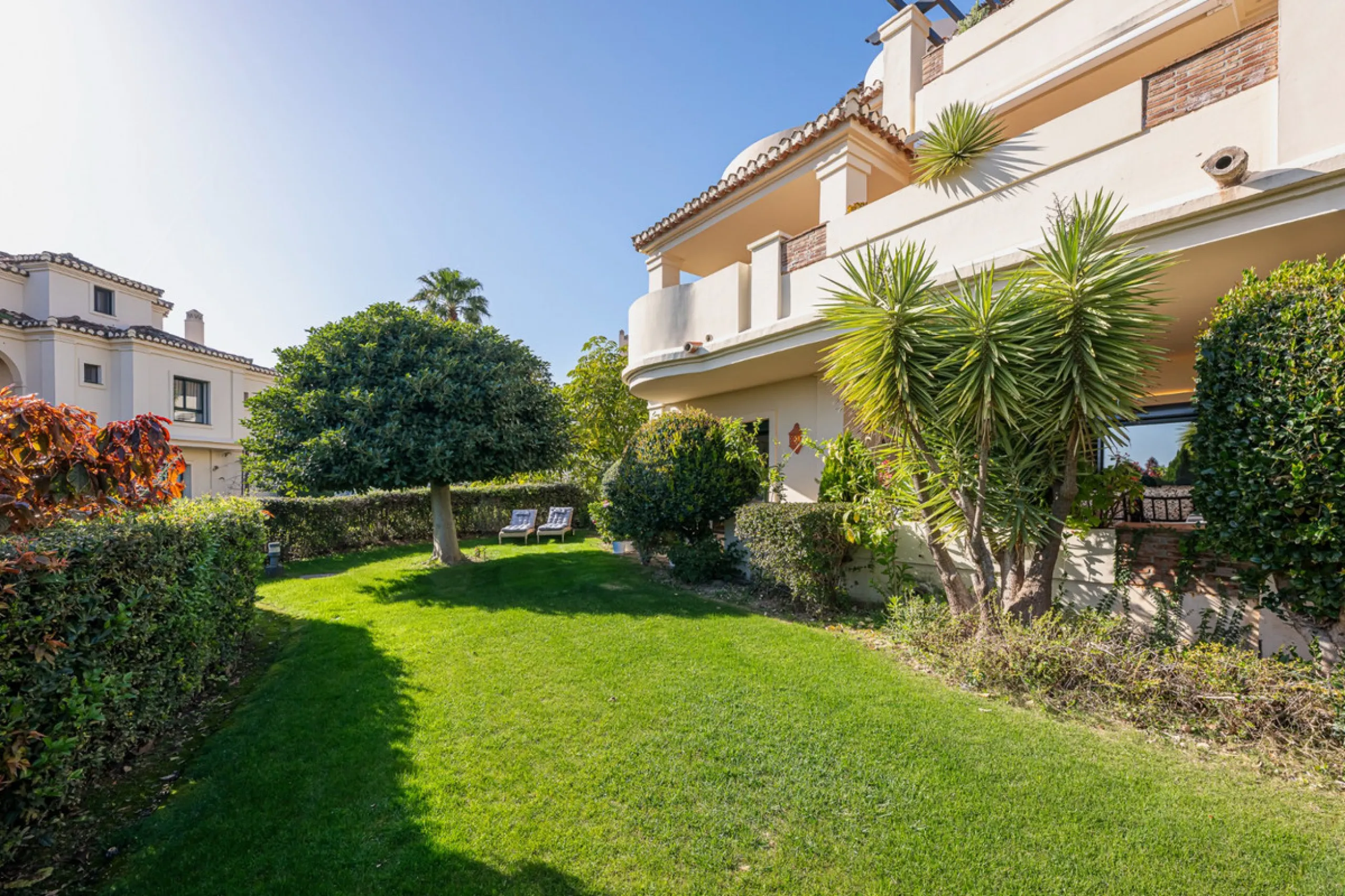 Exceptional south-facing apartment with great potential for extension in Capanes del Golf, Benahavís