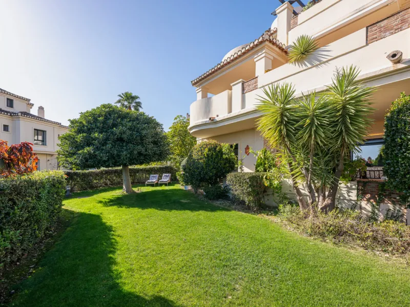 Exceptional south-facing apartment with great potential for extension in Capanes del Golf, Benahavís