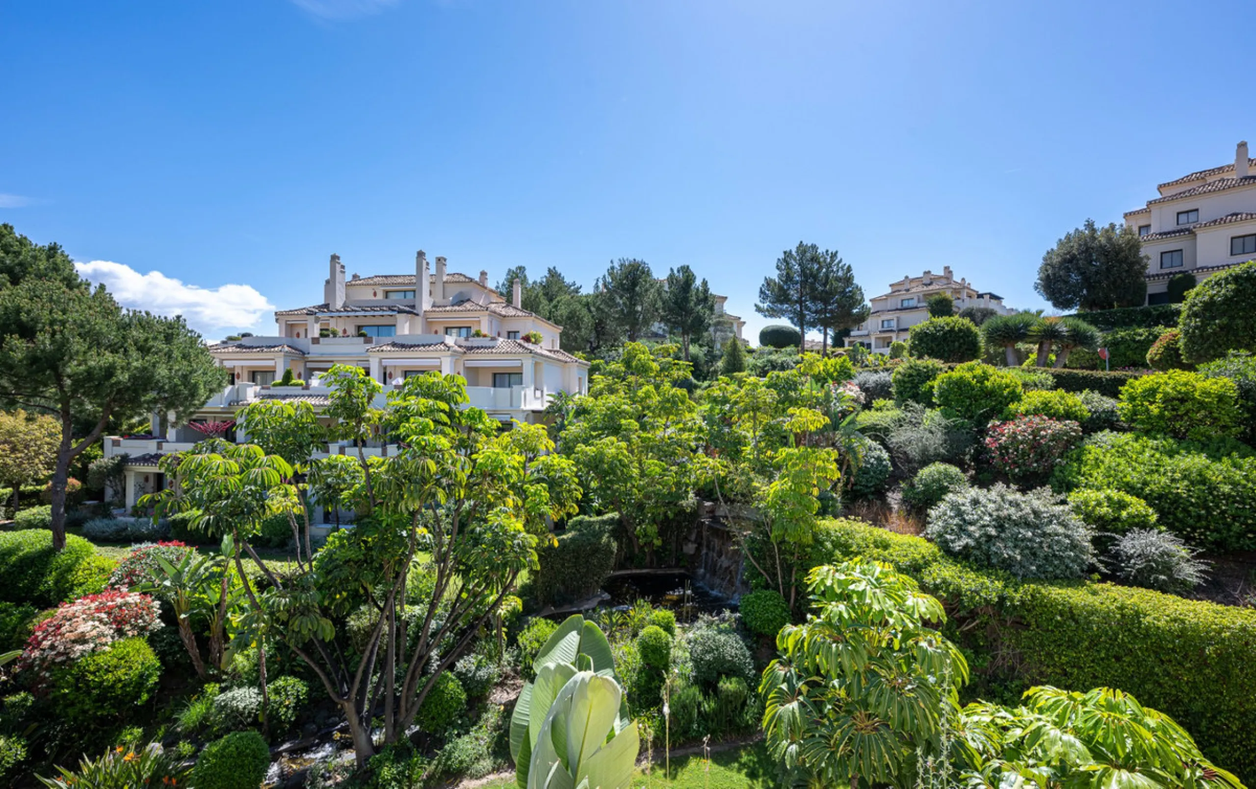 Exceptional south-facing apartment with great potential for extension in Capanes del Golf, Benahavís