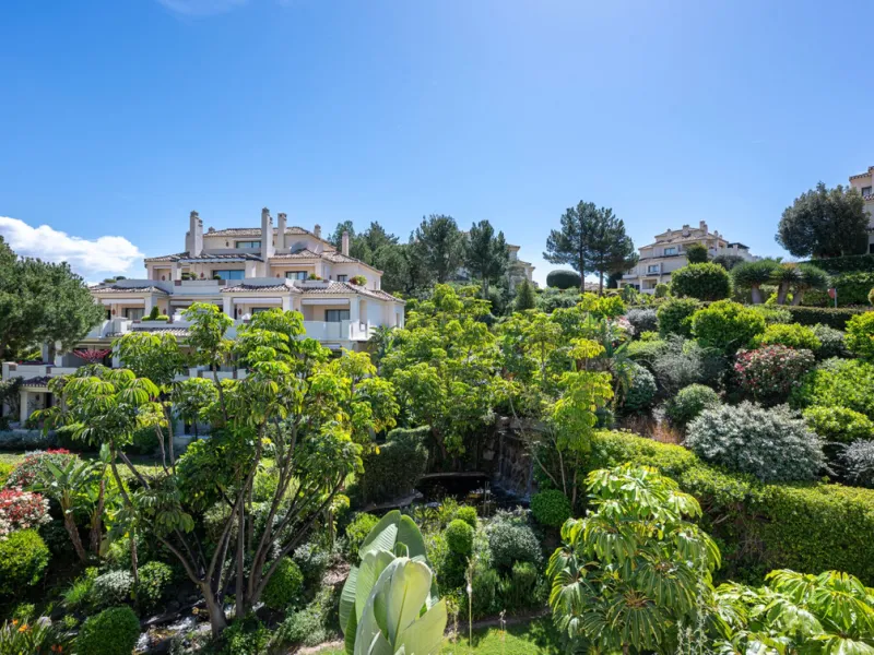 Exceptional south-facing apartment with great potential for extension in Capanes del Golf, Benahavís