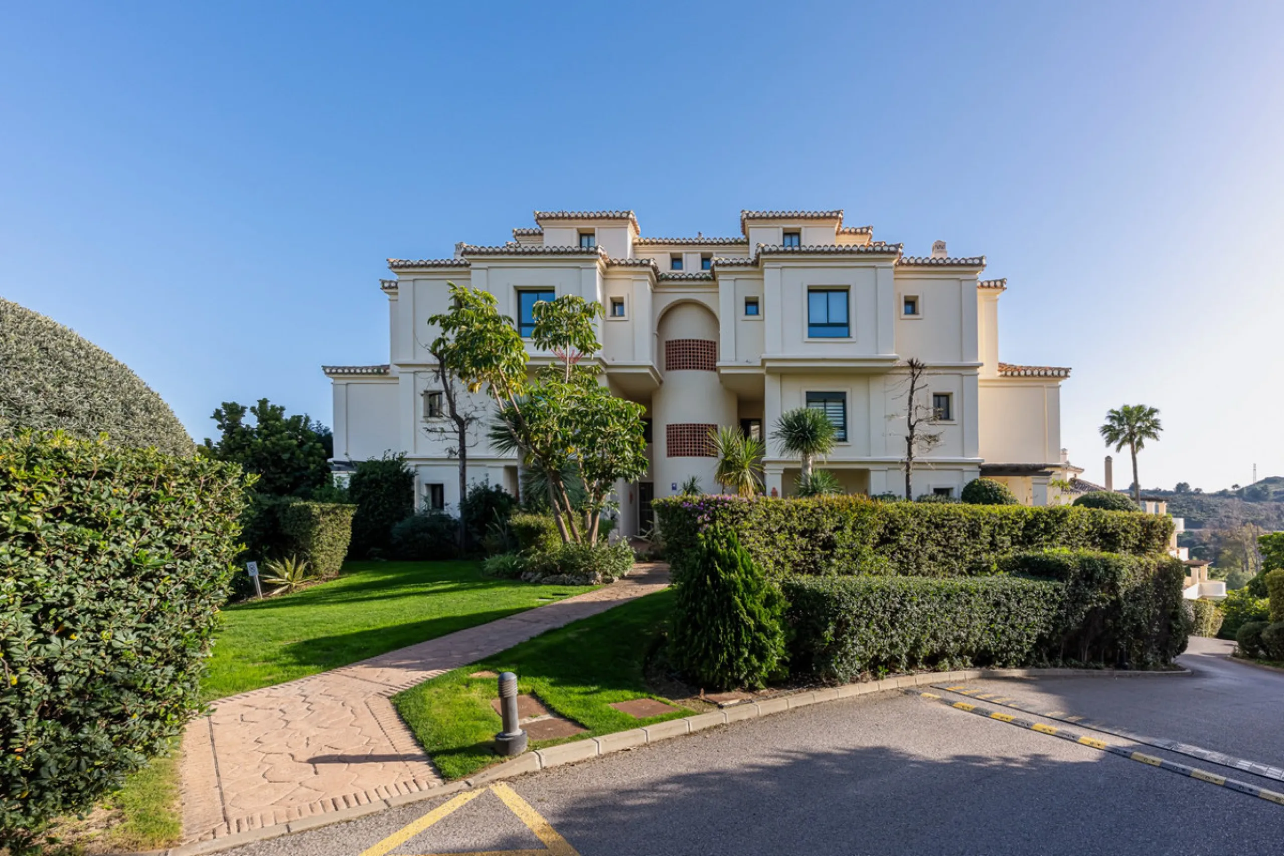 Exceptional south-facing apartment with great potential for extension in Capanes del Golf, Benahavís
