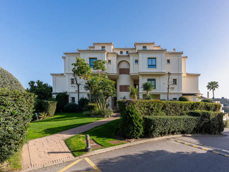 Exceptional south-facing apartment with great potential for extension in Capanes del Golf, Benahavís