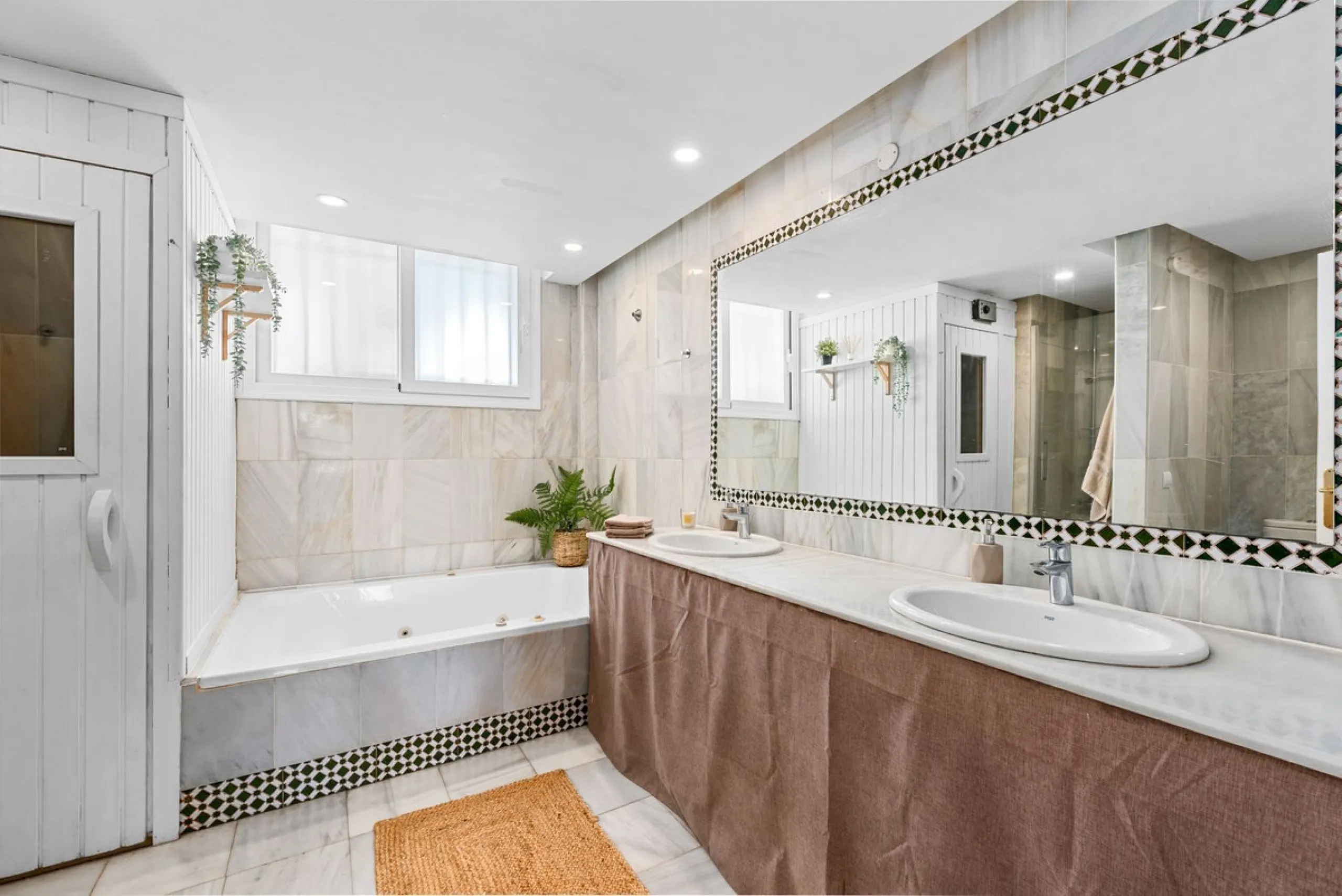 House - Townhouse в продаже в Marbella, Málaga. В доме 4 спален и 4 ванных комнат. Площадь дома 259 м²