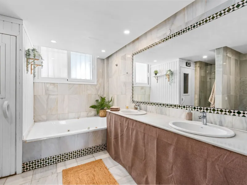 House - Townhouse в продаже в Marbella, Málaga. В доме 4 спален и 4 ванных комнат. Площадь дома 259 м²