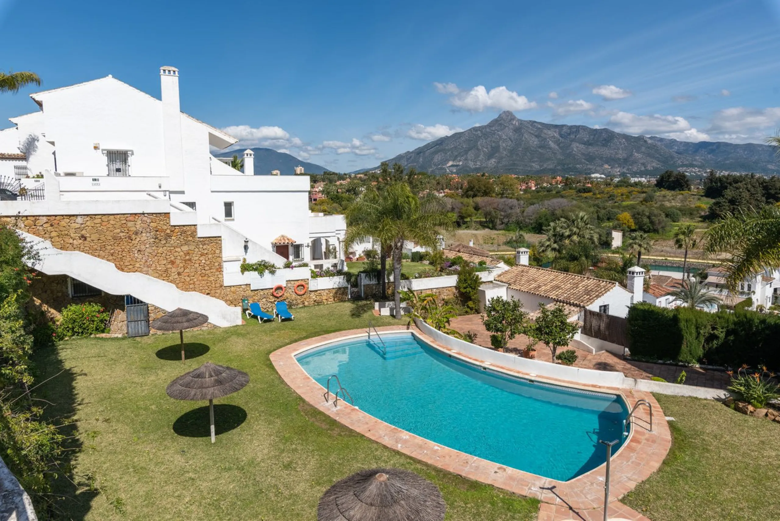 House - Townhouse в продаже в Marbella, Málaga. В доме 4 спален и 4 ванных комнат. Площадь дома 259 м²
