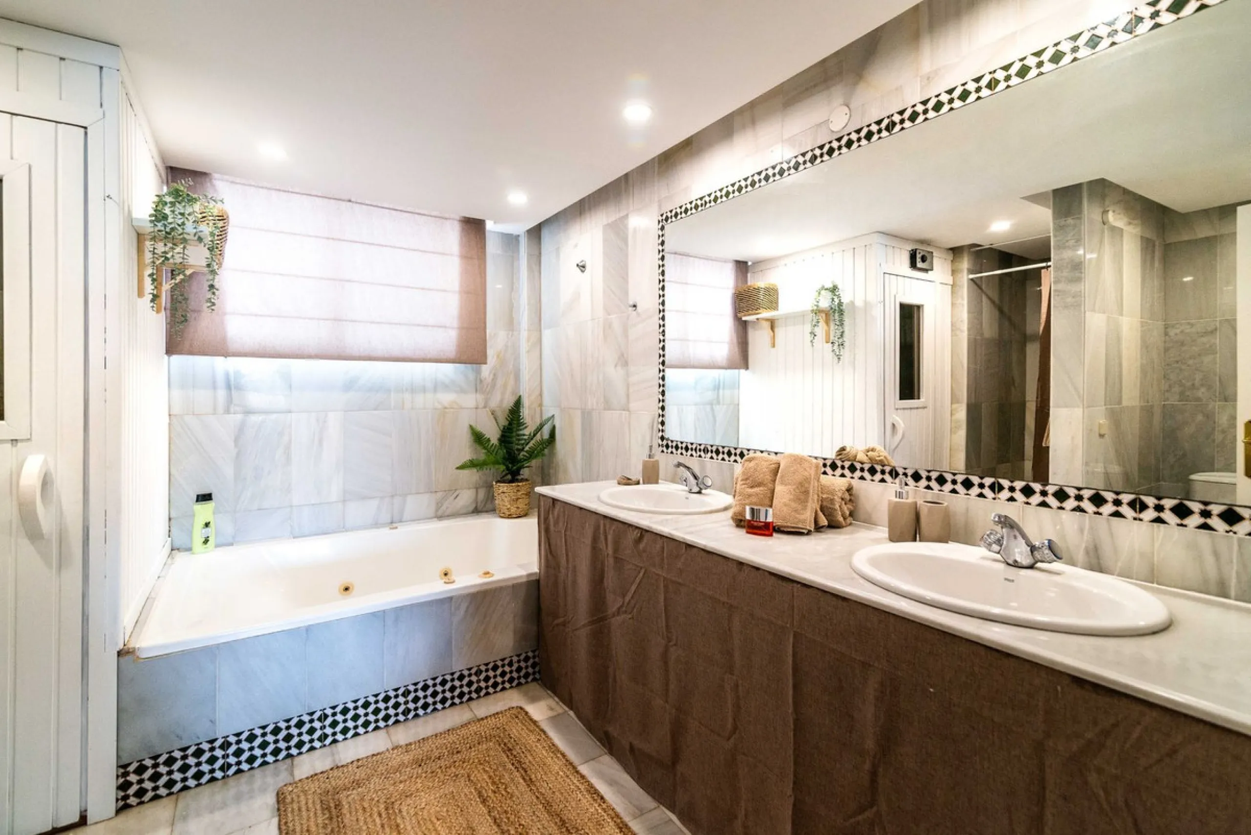 House - Townhouse в продаже в Marbella, Málaga. В доме 4 спален и 4 ванных комнат. Площадь дома 259 м²
