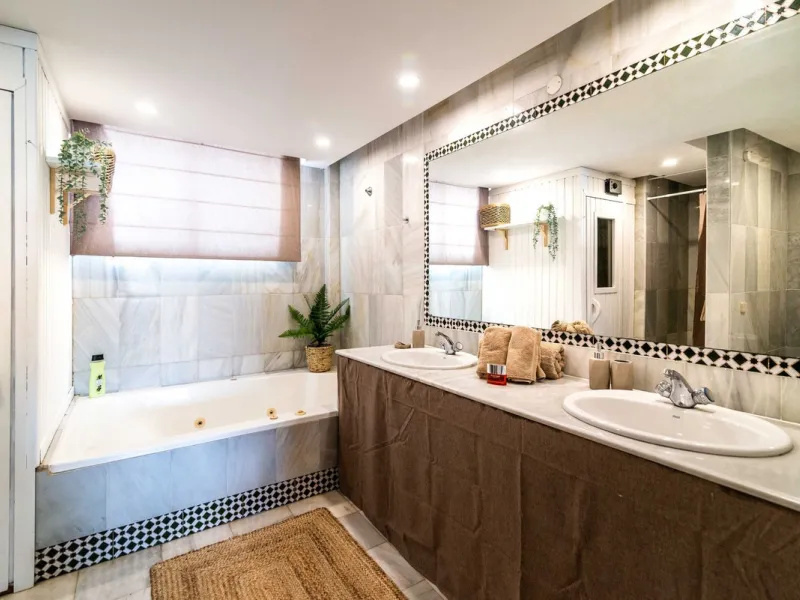 House - Townhouse в продаже в Marbella, Málaga. В доме 4 спален и 4 ванных комнат. Площадь дома 259 м²