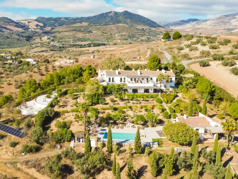 This exceptional Andalusian estate, located in the charming village of Villanueva de la Concepción, offers a rare combination of space, privacy, and breathtaking surroundings. The main residence includes 11 beautifully renovated bedrooms, comfortably acco