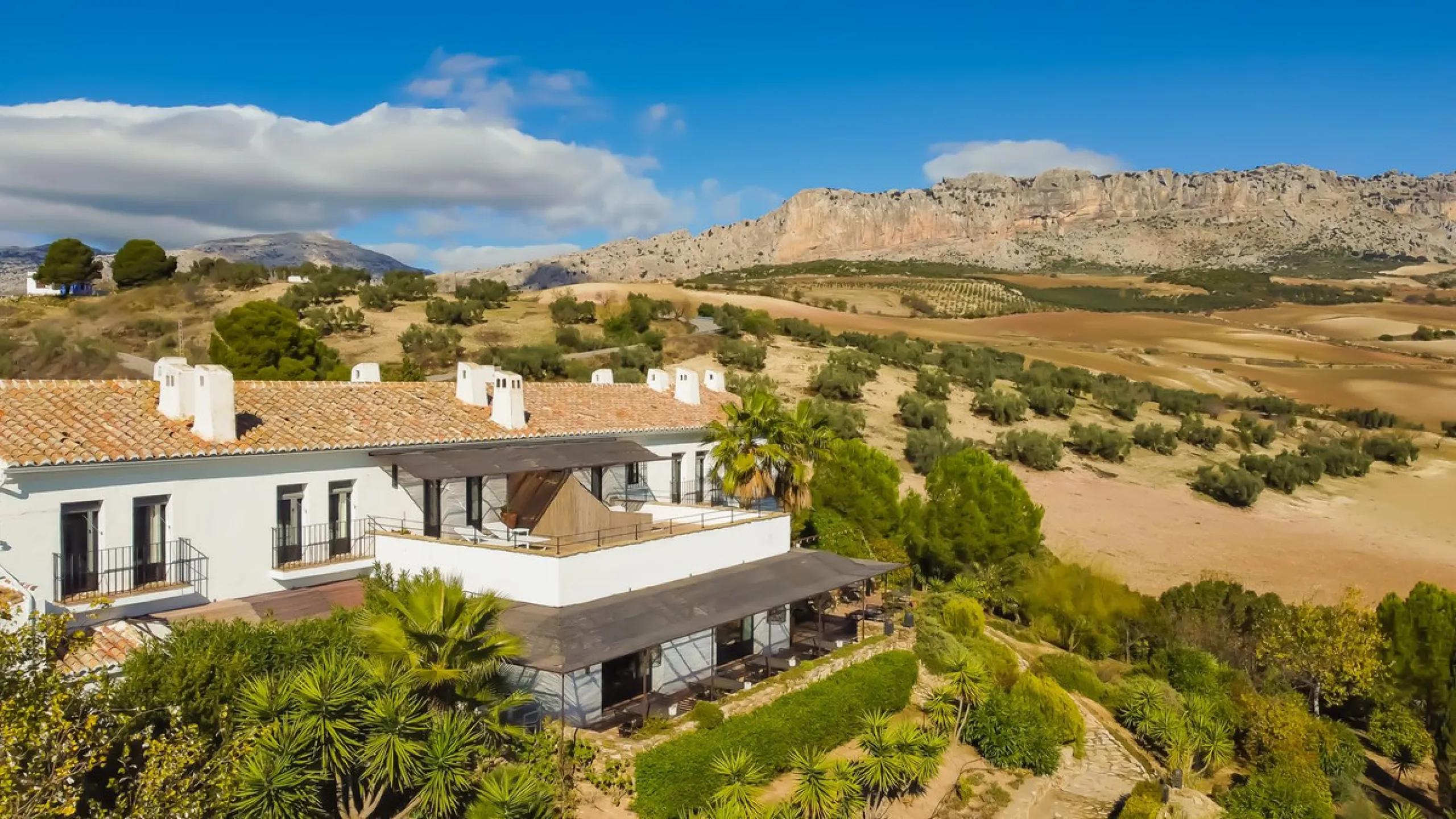 This exceptional Andalusian estate, located in the charming village of Villanueva de la Concepción, offers a rare combination of space, privacy, and breathtaking surroundings. The main residence includes 11 beautifully renovated bedrooms, comfortably acco