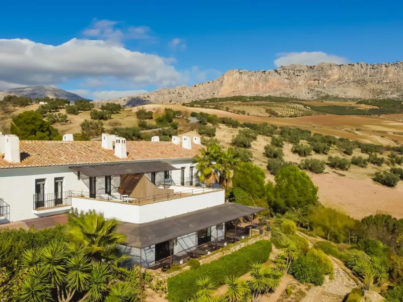 This exceptional Andalusian estate, located in the charming village of Villanueva de la Concepción, offers a rare combination of space, privacy, and breathtaking surroundings. The main residence includes 11 beautifully renovated bedrooms, comfortably acco