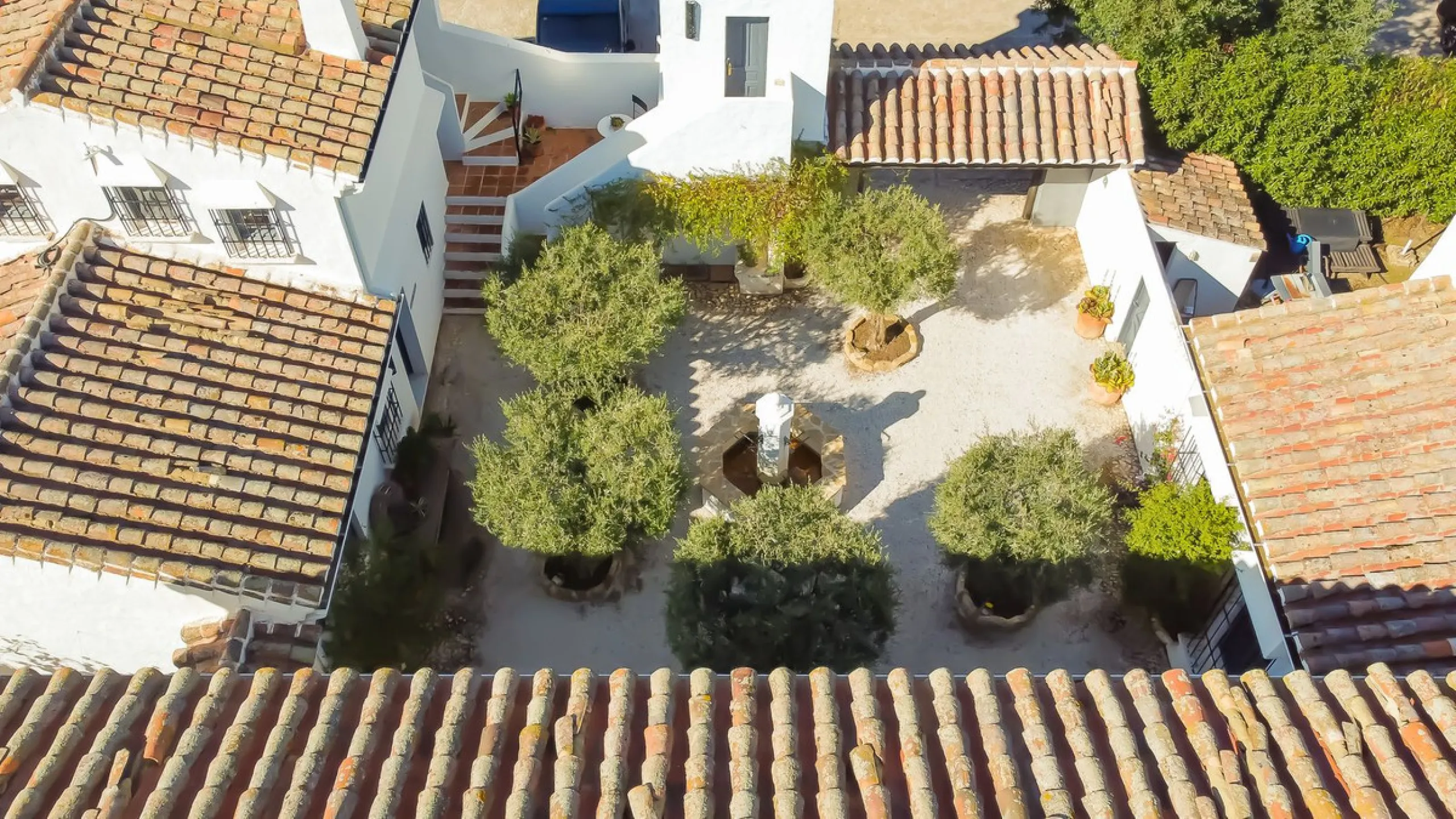 This exceptional Andalusian estate, located in the charming village of Villanueva de la Concepción, offers a rare combination of space, privacy, and breathtaking surroundings. The main residence includes 11 beautifully renovated bedrooms, comfortably acco