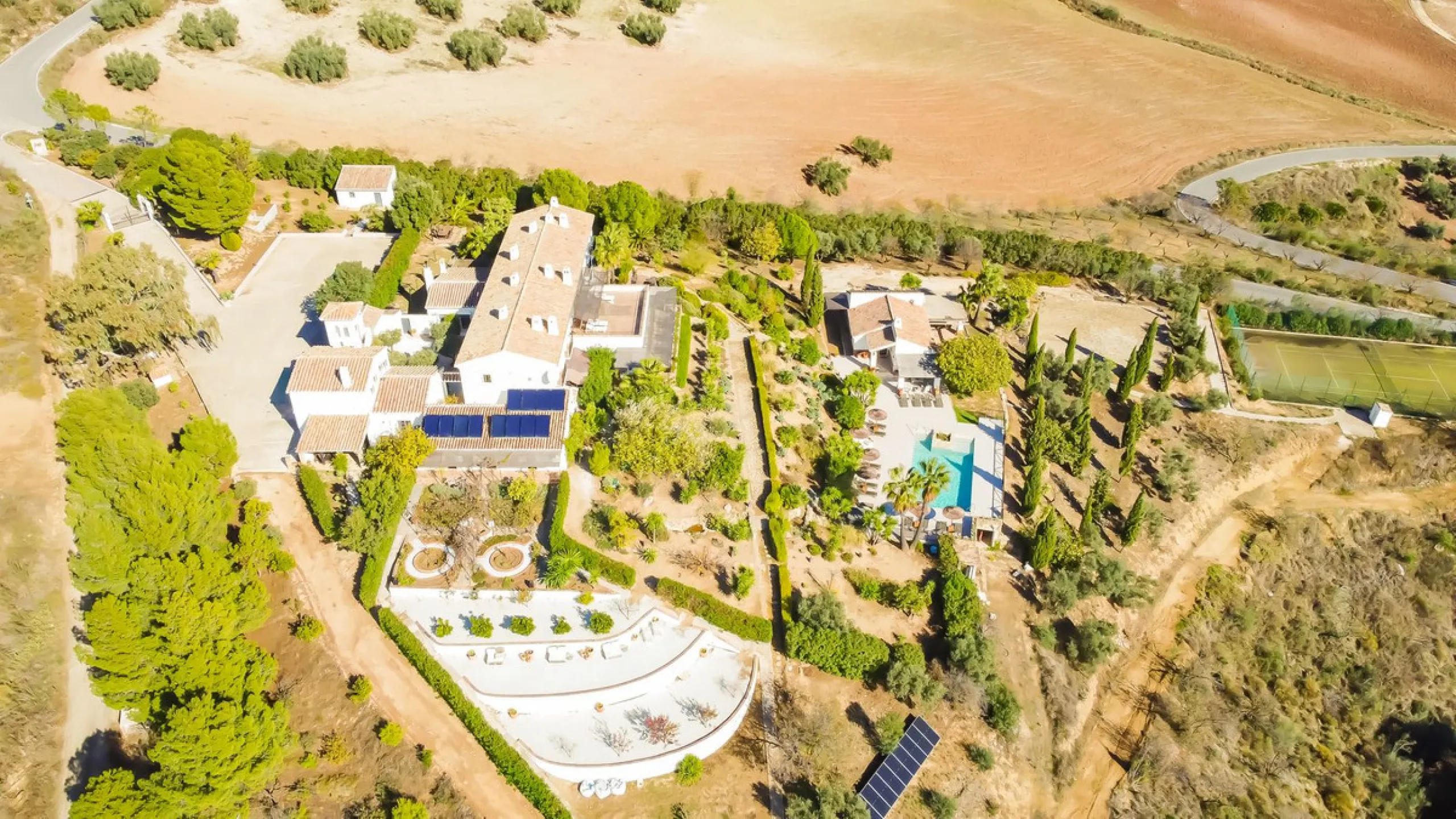 This exceptional Andalusian estate, located in the charming village of Villanueva de la Concepción, offers a rare combination of space, privacy, and breathtaking surroundings. The main residence includes 11 beautifully renovated bedrooms, comfortably acco
