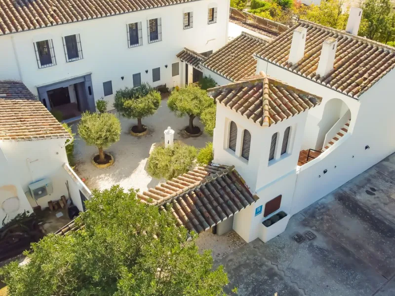 This exceptional Andalusian estate, located in the charming village of Villanueva de la Concepción, offers a rare combination of space, privacy, and breathtaking surroundings. The main residence includes 11 beautifully renovated bedrooms, comfortably acco