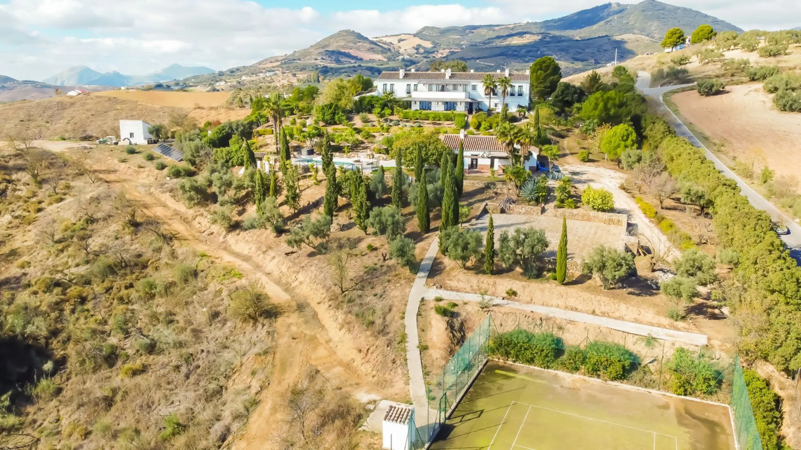 This exceptional Andalusian estate, located in the charming village of Villanueva de la Concepción, offers a rare combination of space, privacy, and breathtaking surroundings. The main residence includes 11 beautifully renovated bedrooms, comfortably acco