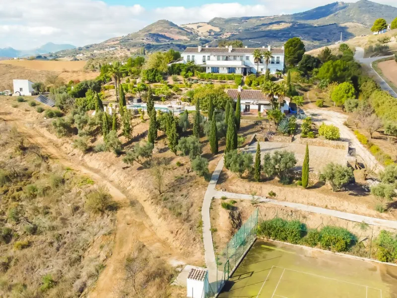 This exceptional Andalusian estate, located in the charming village of Villanueva de la Concepción, offers a rare combination of space, privacy, and breathtaking surroundings. The main residence includes 11 beautifully renovated bedrooms, comfortably acco