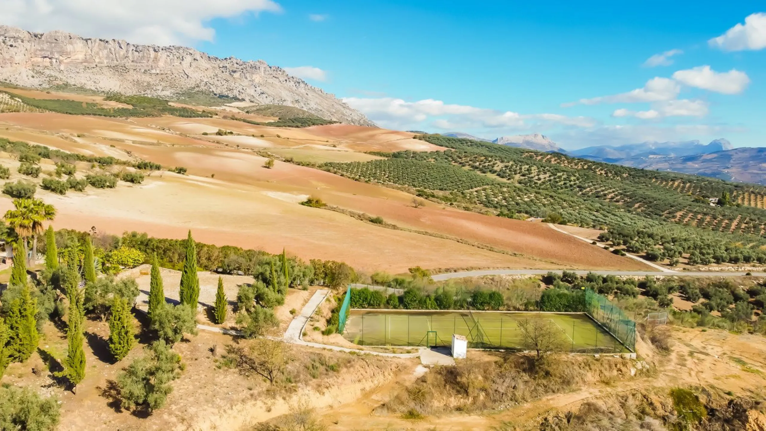 This exceptional Andalusian estate, located in the charming village of Villanueva de la Concepción, offers a rare combination of space, privacy, and breathtaking surroundings. The main residence includes 11 beautifully renovated bedrooms, comfortably acco