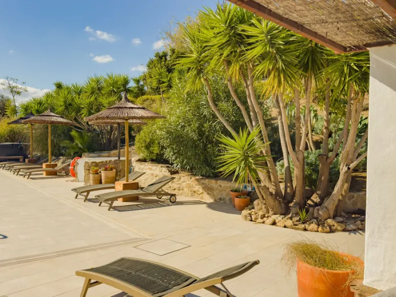 This exceptional Andalusian estate, located in the charming village of Villanueva de la Concepción, offers a rare combination of space, privacy, and breathtaking surroundings. The main residence includes 11 beautifully renovated bedrooms, comfortably acco