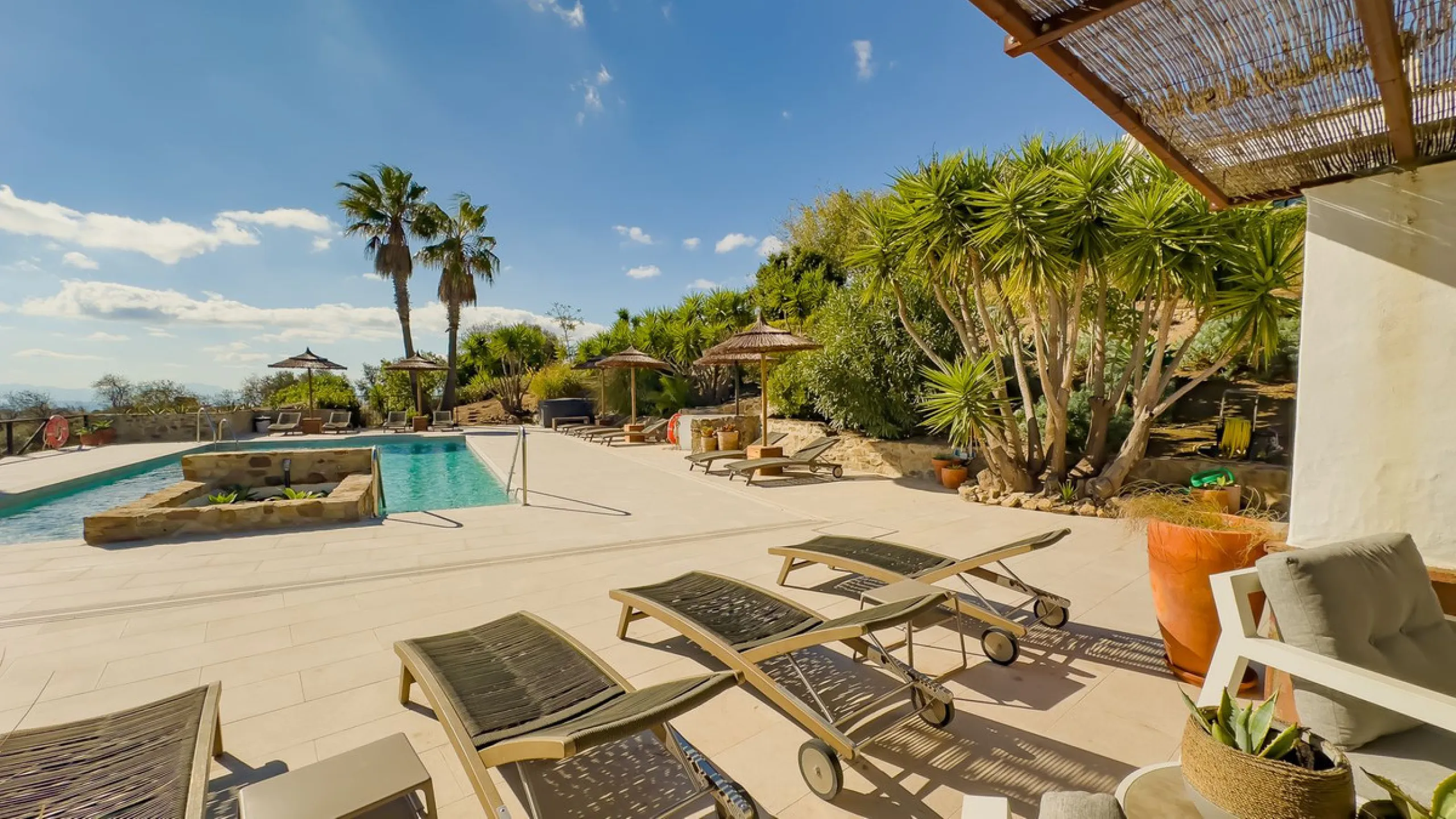 This exceptional Andalusian estate, located in the charming village of Villanueva de la Concepción, offers a rare combination of space, privacy, and breathtaking surroundings. The main residence includes 11 beautifully renovated bedrooms, comfortably acco