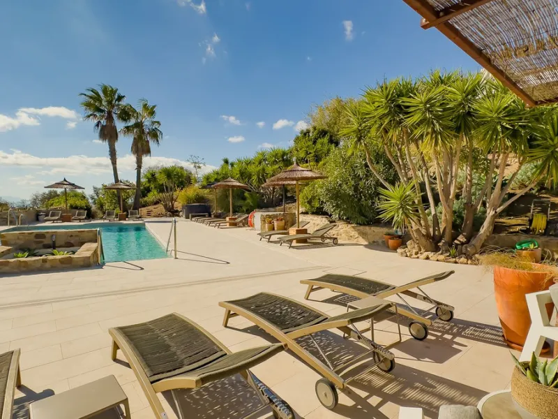 This exceptional Andalusian estate, located in the charming village of Villanueva de la Concepción, offers a rare combination of space, privacy, and breathtaking surroundings. The main residence includes 11 beautifully renovated bedrooms, comfortably acco