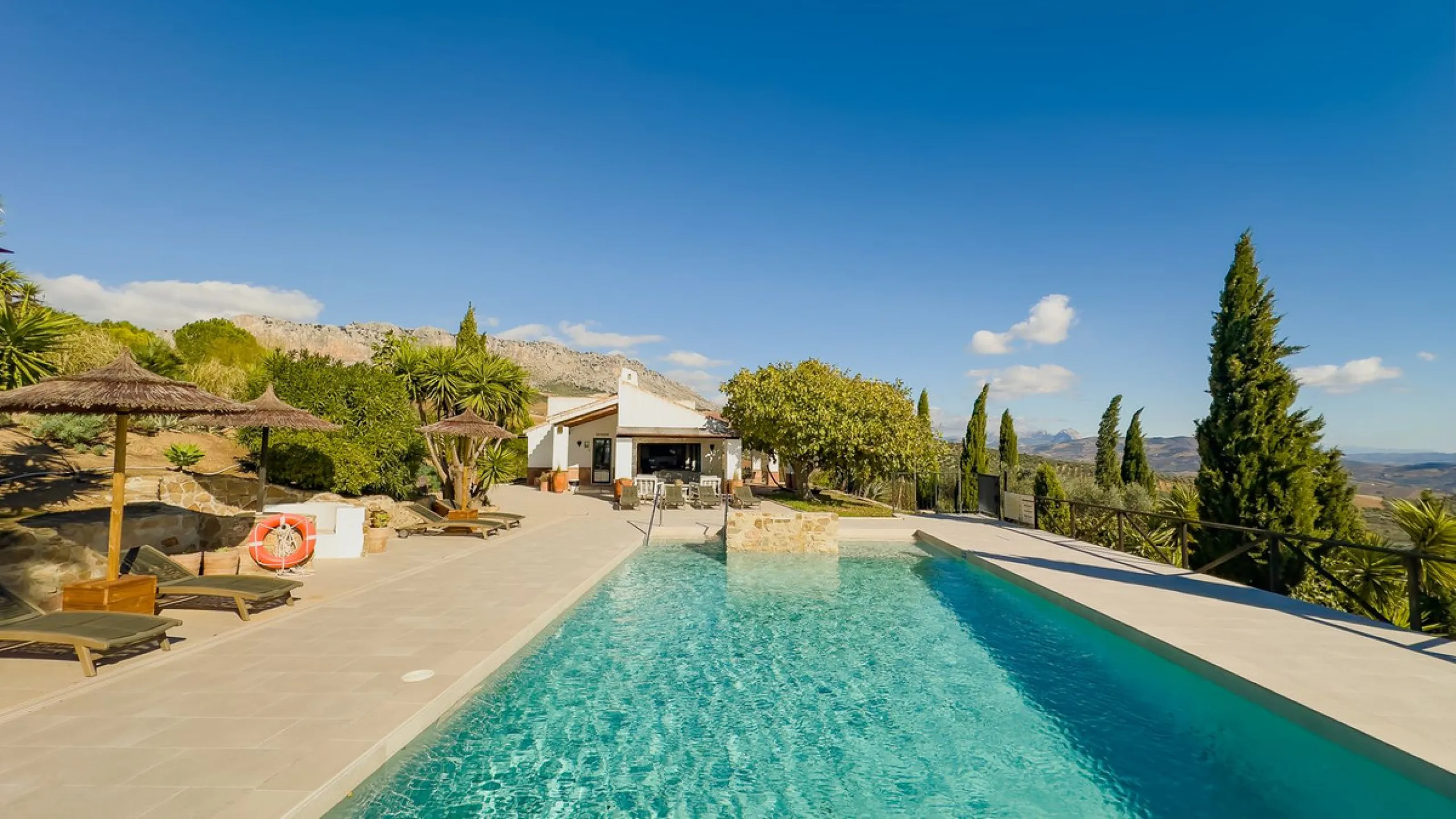This exceptional Andalusian estate, located in the charming village of Villanueva de la Concepción, offers a rare combination of space, privacy, and breathtaking surroundings. The main residence includes 11 beautifully renovated bedrooms, comfortably acco