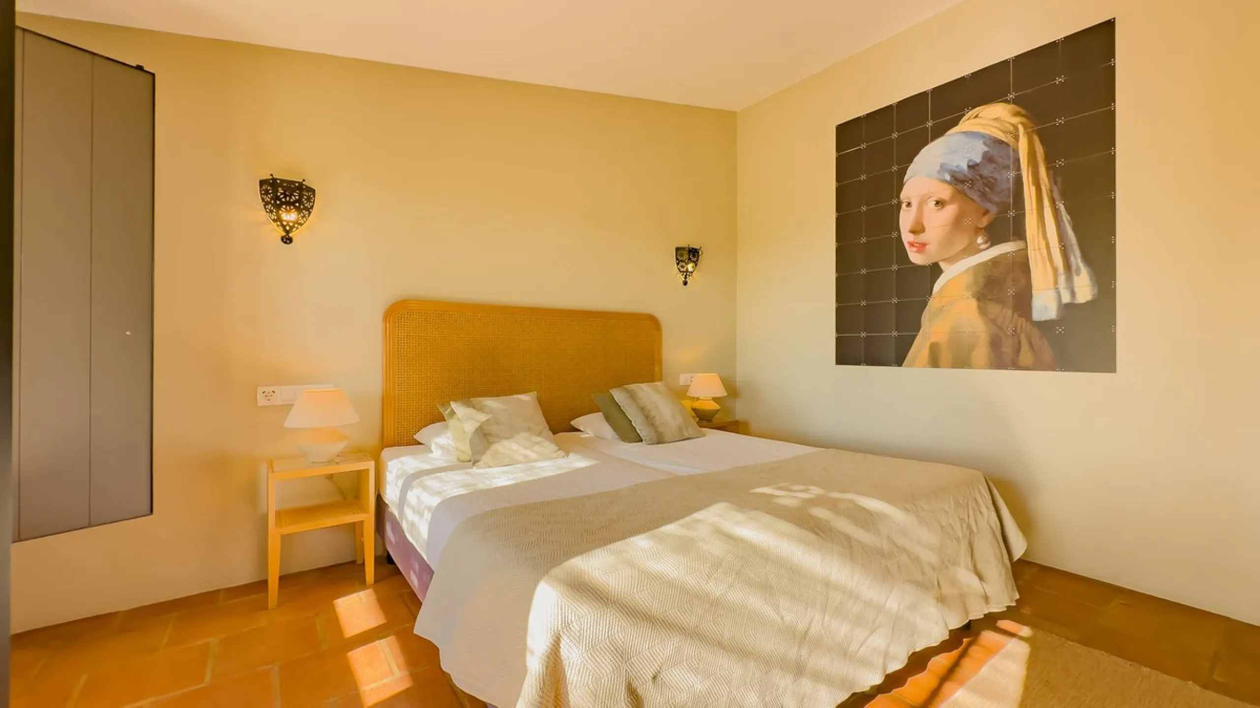 This exceptional Andalusian estate, located in the charming village of Villanueva de la Concepción, offers a rare combination of space, privacy, and breathtaking surroundings. The main residence includes 11 beautifully renovated bedrooms, comfortably acco