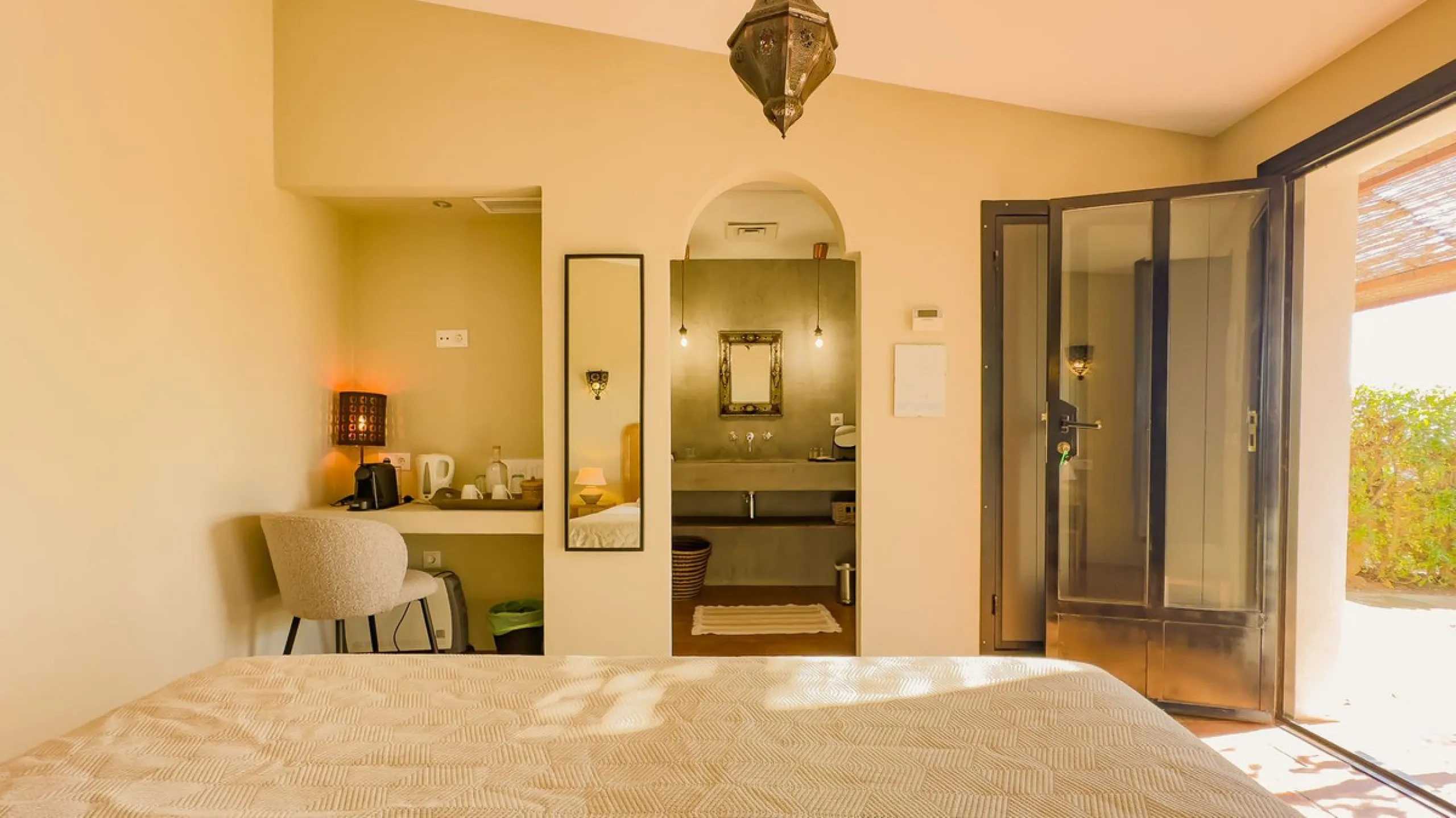 This exceptional Andalusian estate, located in the charming village of Villanueva de la Concepción, offers a rare combination of space, privacy, and breathtaking surroundings. The main residence includes 11 beautifully renovated bedrooms, comfortably acco