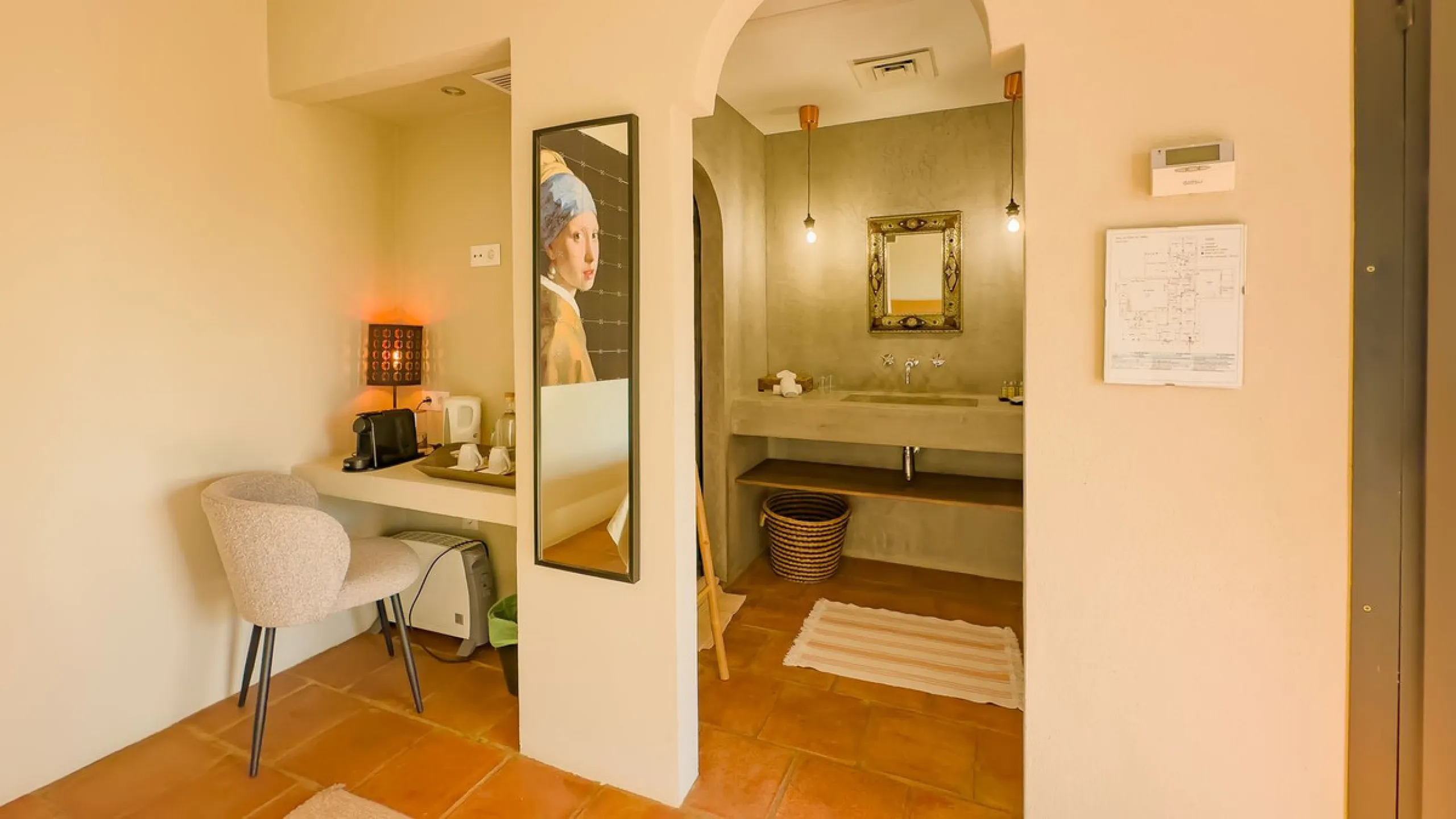 This exceptional Andalusian estate, located in the charming village of Villanueva de la Concepción, offers a rare combination of space, privacy, and breathtaking surroundings. The main residence includes 11 beautifully renovated bedrooms, comfortably acco