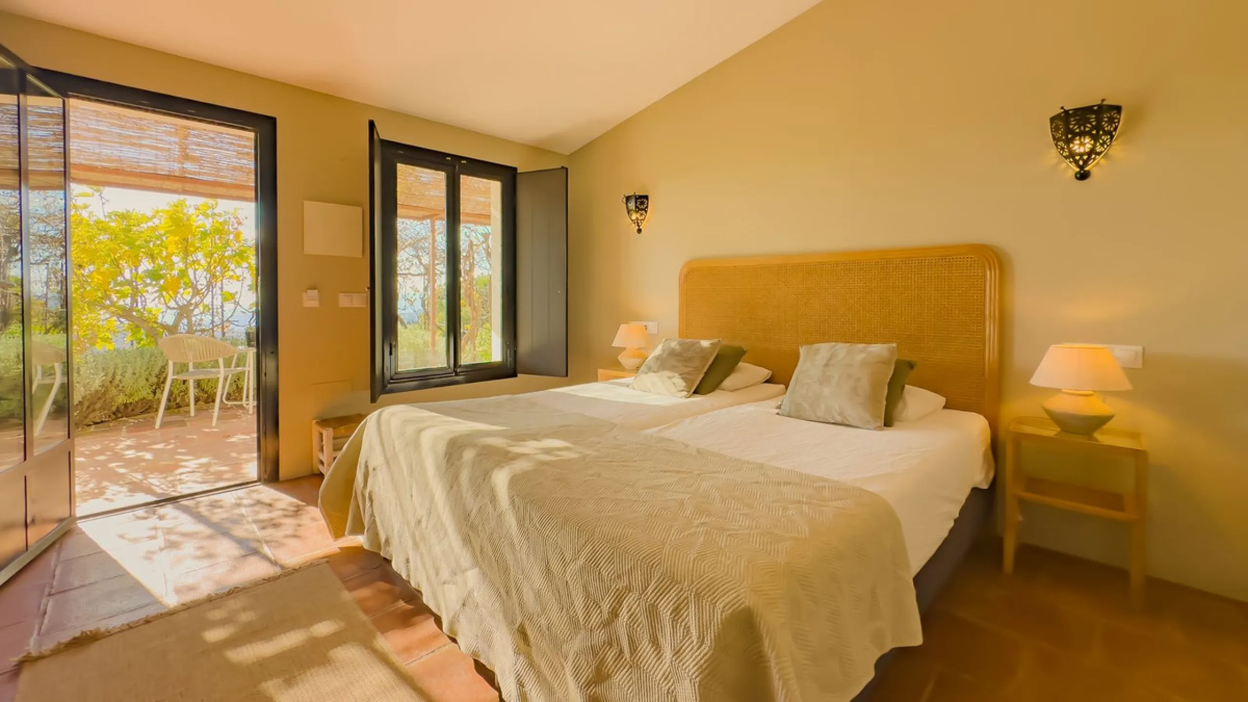 This exceptional Andalusian estate, located in the charming village of Villanueva de la Concepción, offers a rare combination of space, privacy, and breathtaking surroundings. The main residence includes 11 beautifully renovated bedrooms, comfortably acco