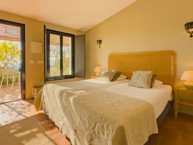 This exceptional Andalusian estate, located in the charming village of Villanueva de la Concepción, offers a rare combination of space, privacy, and breathtaking surroundings. The main residence includes 11 beautifully renovated bedrooms, comfortably acco