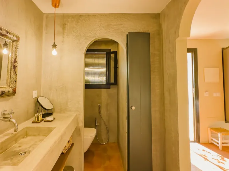 This exceptional Andalusian estate, located in the charming village of Villanueva de la Concepción, offers a rare combination of space, privacy, and breathtaking surroundings. The main residence includes 11 beautifully renovated bedrooms, comfortably acco