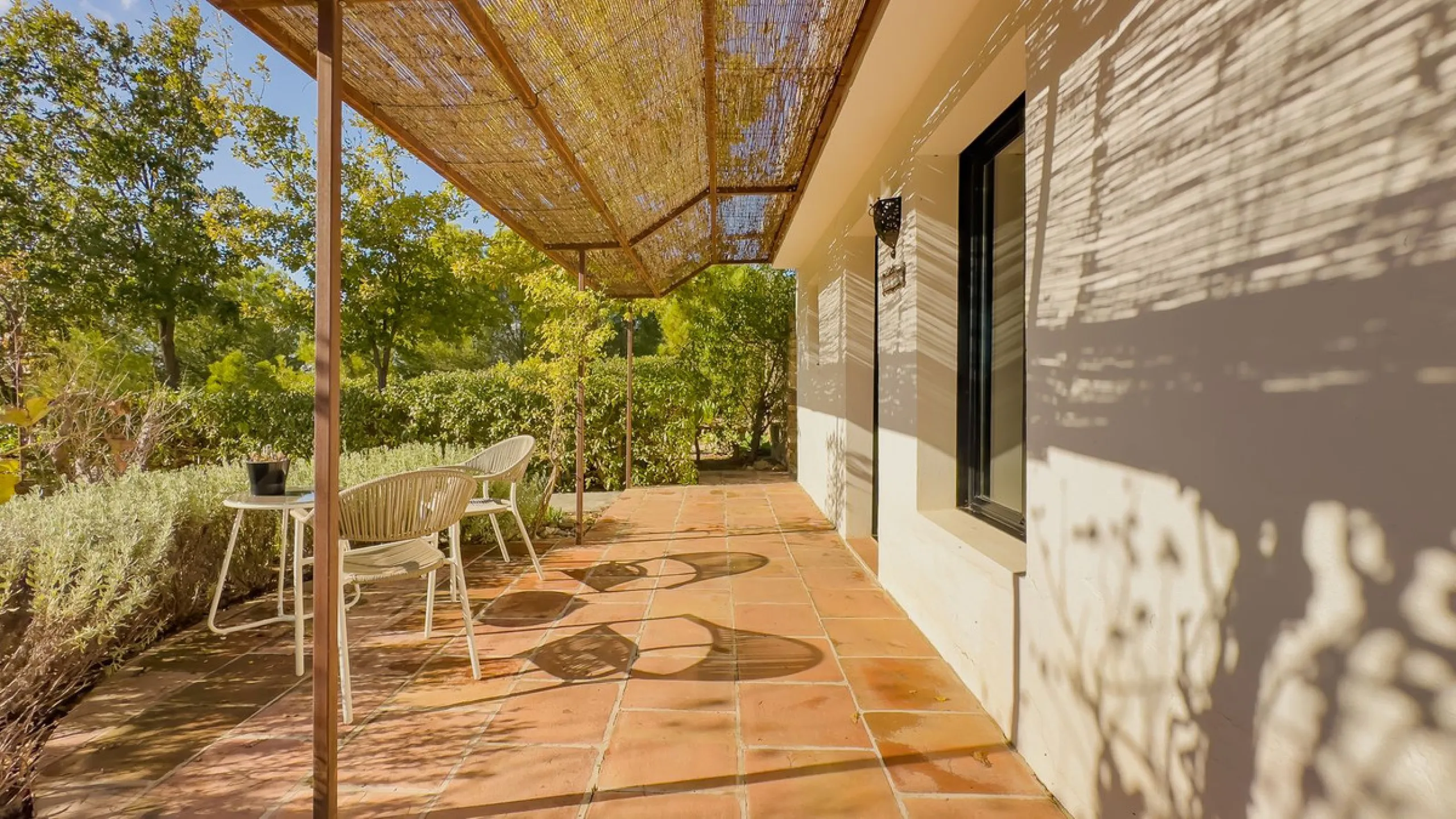 This exceptional Andalusian estate, located in the charming village of Villanueva de la Concepción, offers a rare combination of space, privacy, and breathtaking surroundings. The main residence includes 11 beautifully renovated bedrooms, comfortably acco