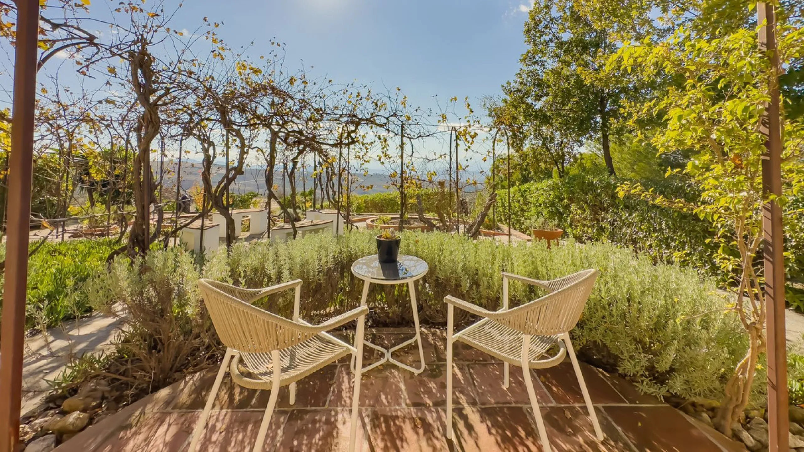This exceptional Andalusian estate, located in the charming village of Villanueva de la Concepción, offers a rare combination of space, privacy, and breathtaking surroundings. The main residence includes 11 beautifully renovated bedrooms, comfortably acco