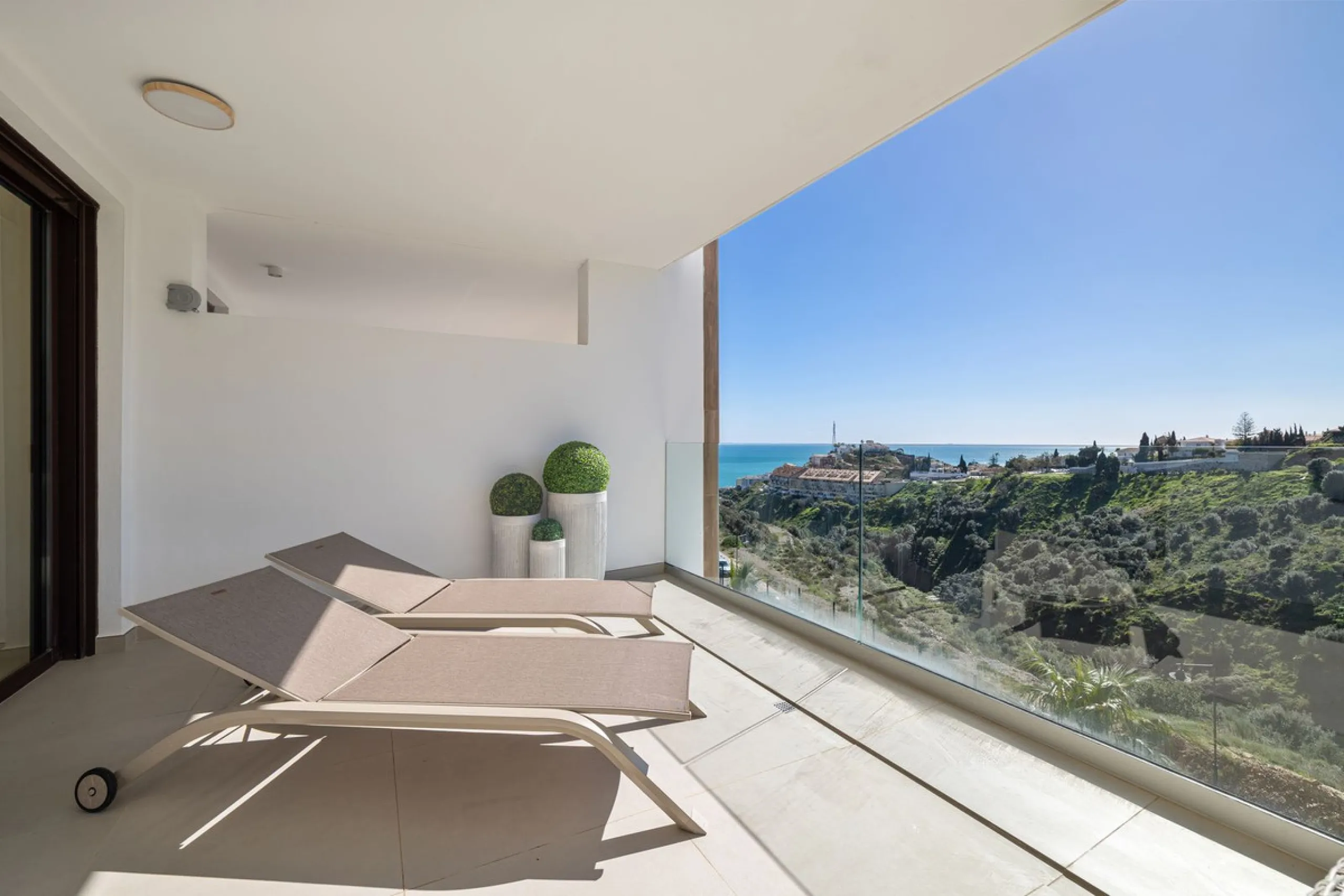 Finding the perfect balance between coastal serenity and modern luxury is effortless in this stunning corner residence, located in the highly sought-after lower enclave of El Higuerón, Fuengirola. This exceptionally spacious and luminous home is designed 
