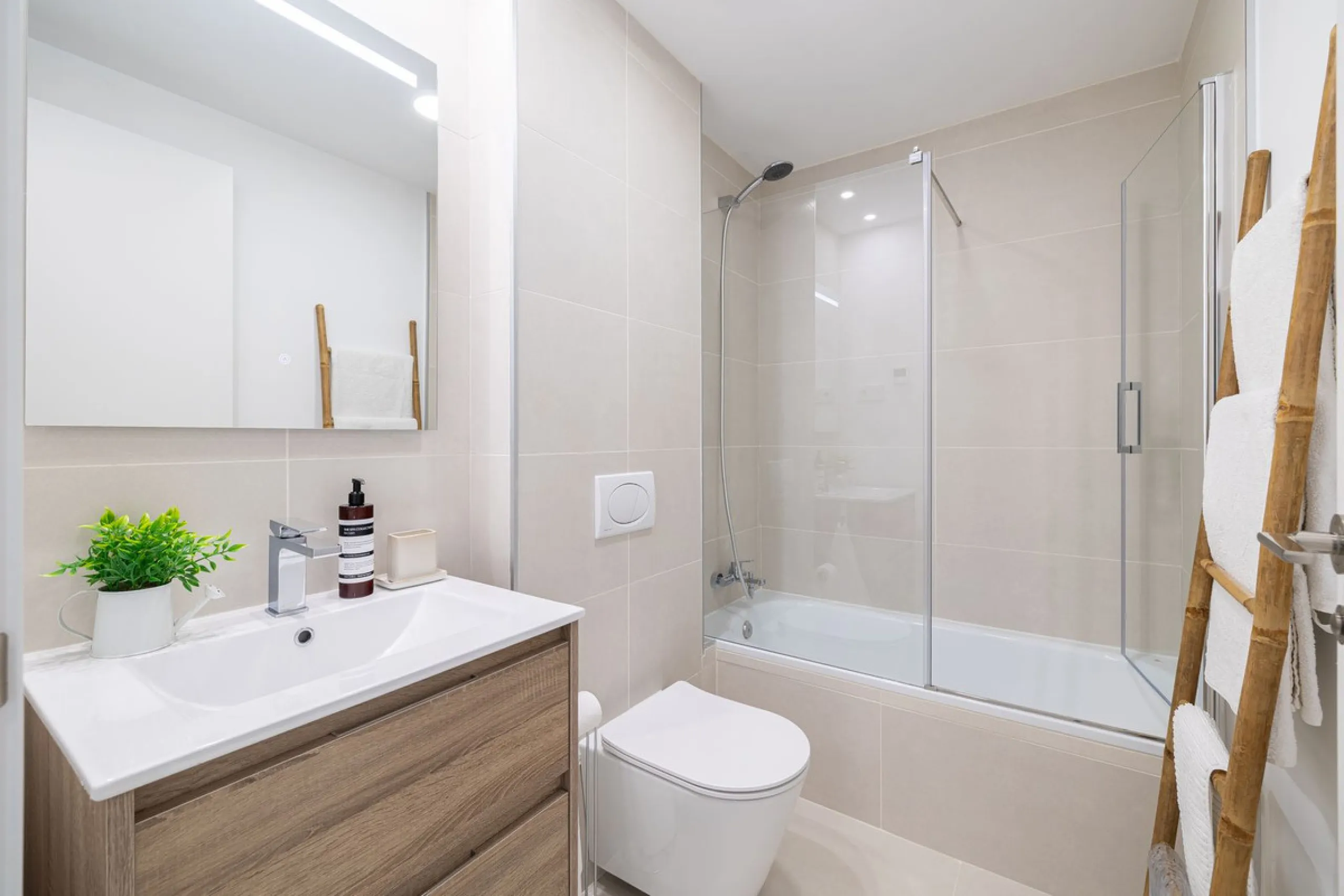 Finding the perfect balance between coastal serenity and modern luxury is effortless in this stunning corner residence, located in the highly sought-after lower enclave of El Higuerón, Fuengirola. This exceptionally spacious and luminous home is designed 