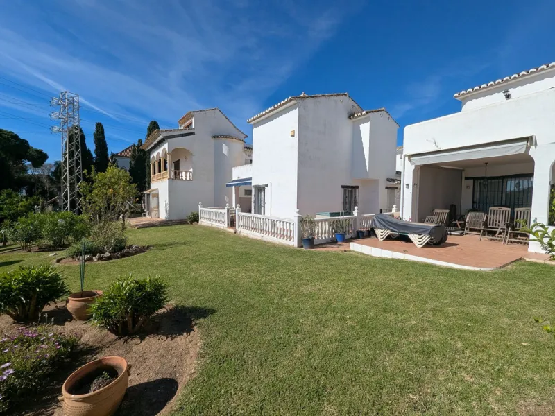 Detached House with Renovation Potential – Prime Calahonda Location – Walking Distance to the Beach