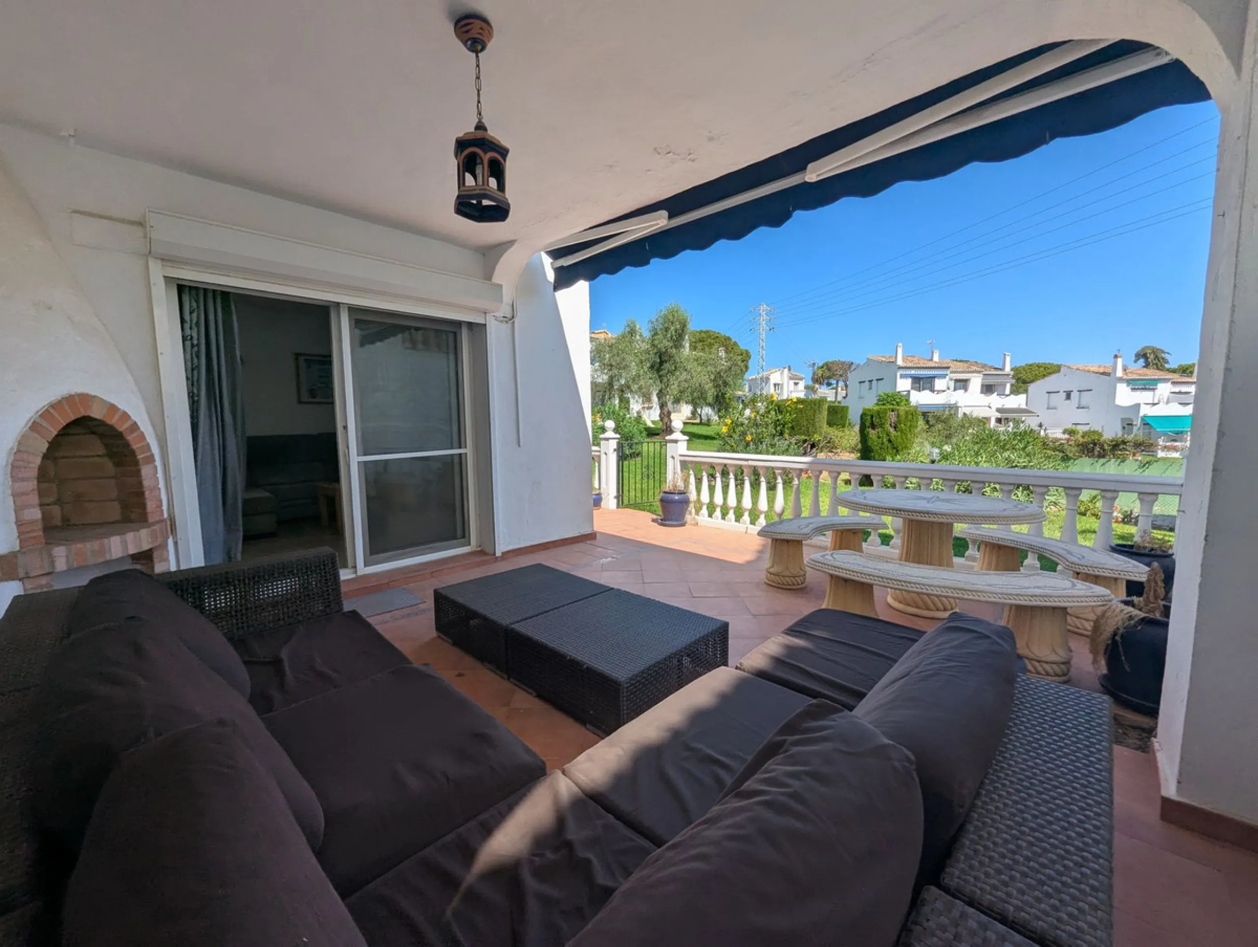Detached House with Renovation Potential – Prime Calahonda Location – Walking Distance to the Beach