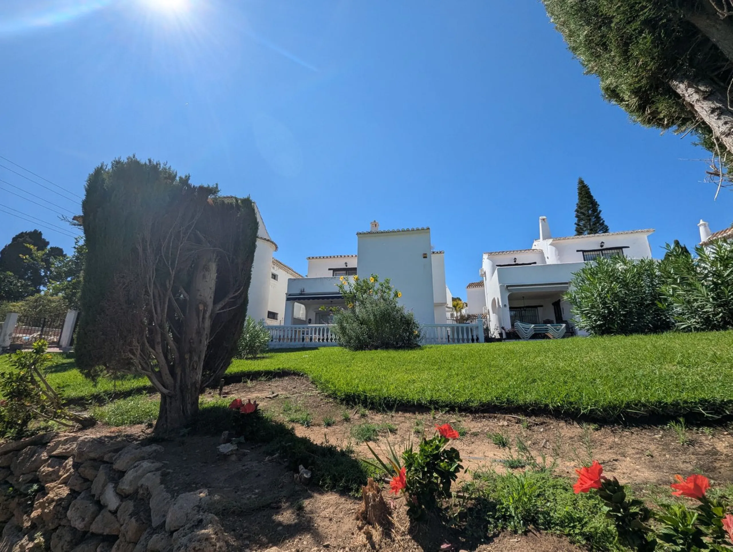 Detached House with Renovation Potential – Prime Calahonda Location – Walking Distance to the Beach