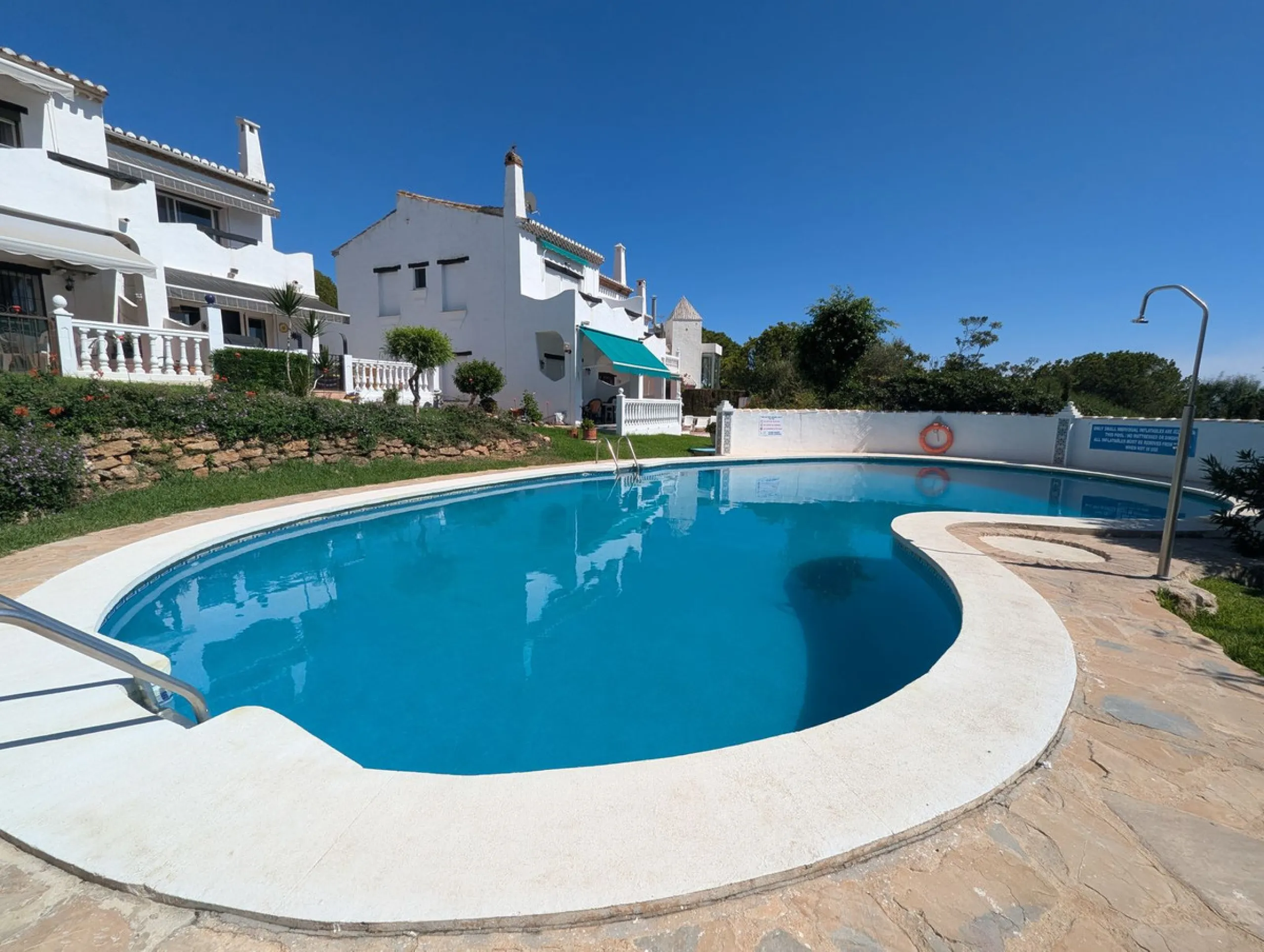 Detached House with Renovation Potential – Prime Calahonda Location – Walking Distance to the Beach