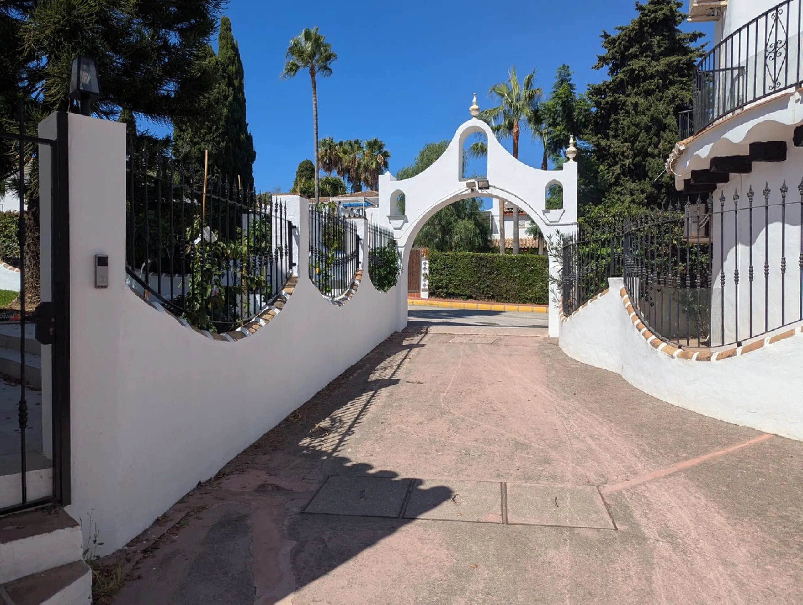 Detached House with Renovation Potential – Prime Calahonda Location – Walking Distance to the Beach