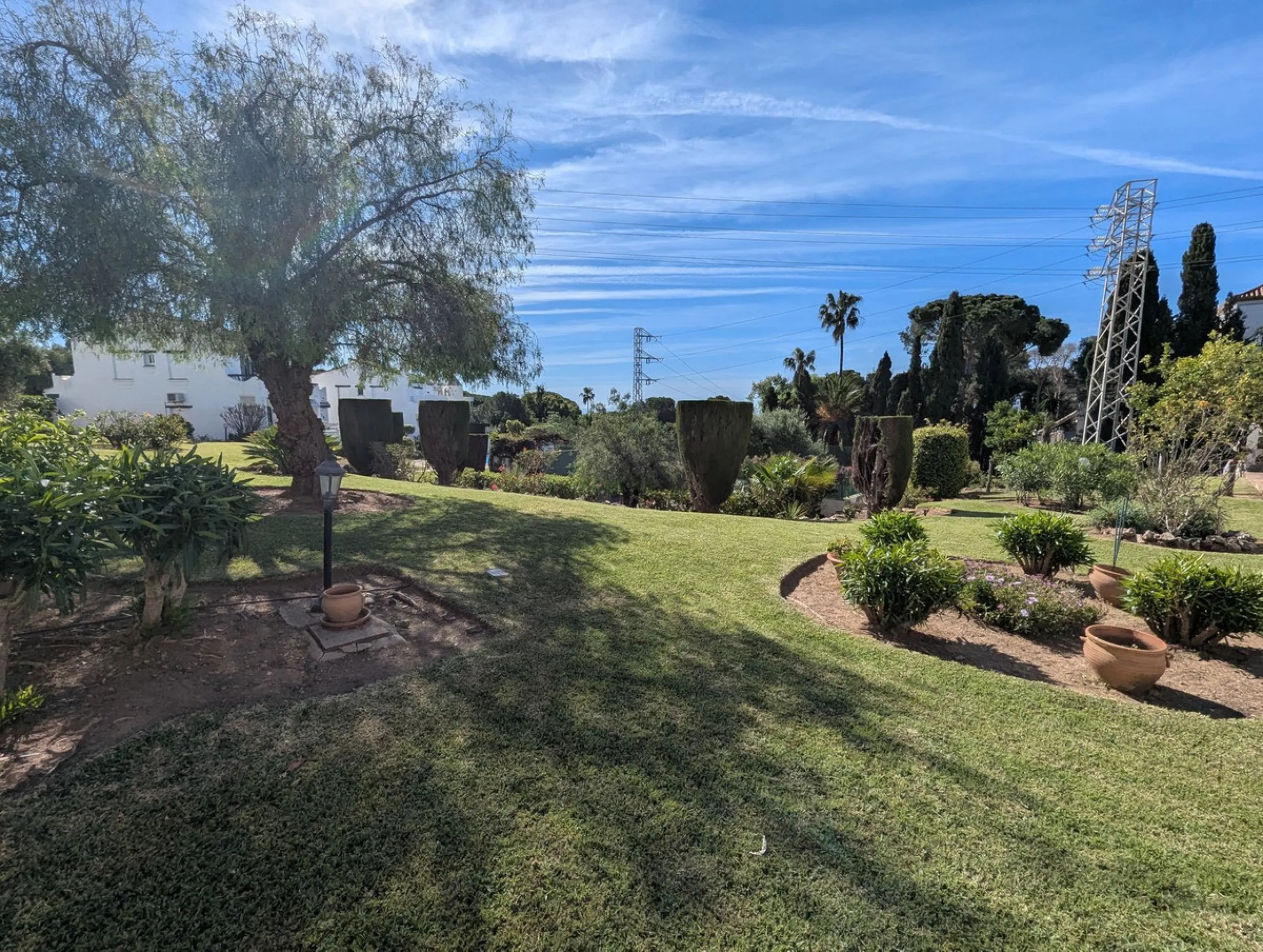 Detached House with Renovation Potential – Prime Calahonda Location – Walking Distance to the Beach