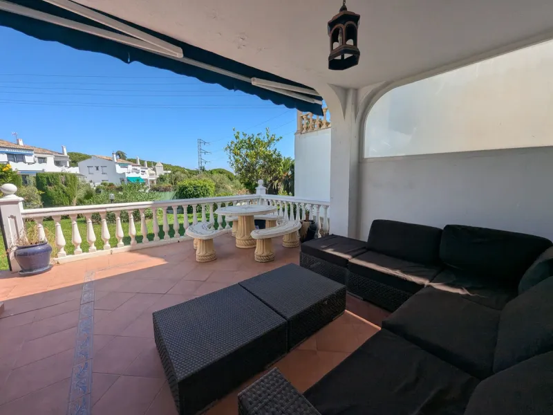 Detached House with Renovation Potential – Prime Calahonda Location – Walking Distance to the Beach