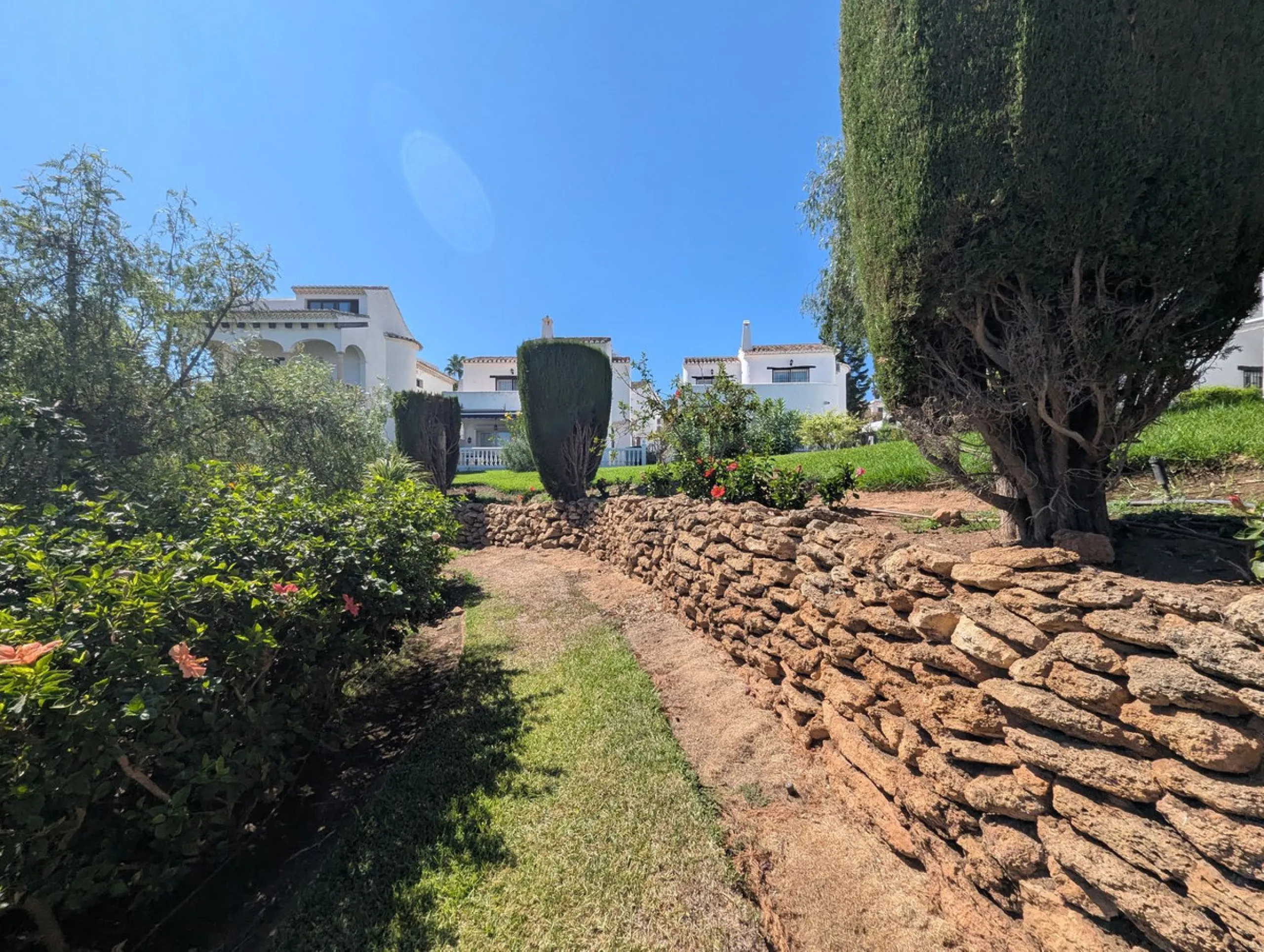 Detached House with Renovation Potential – Prime Calahonda Location – Walking Distance to the Beach