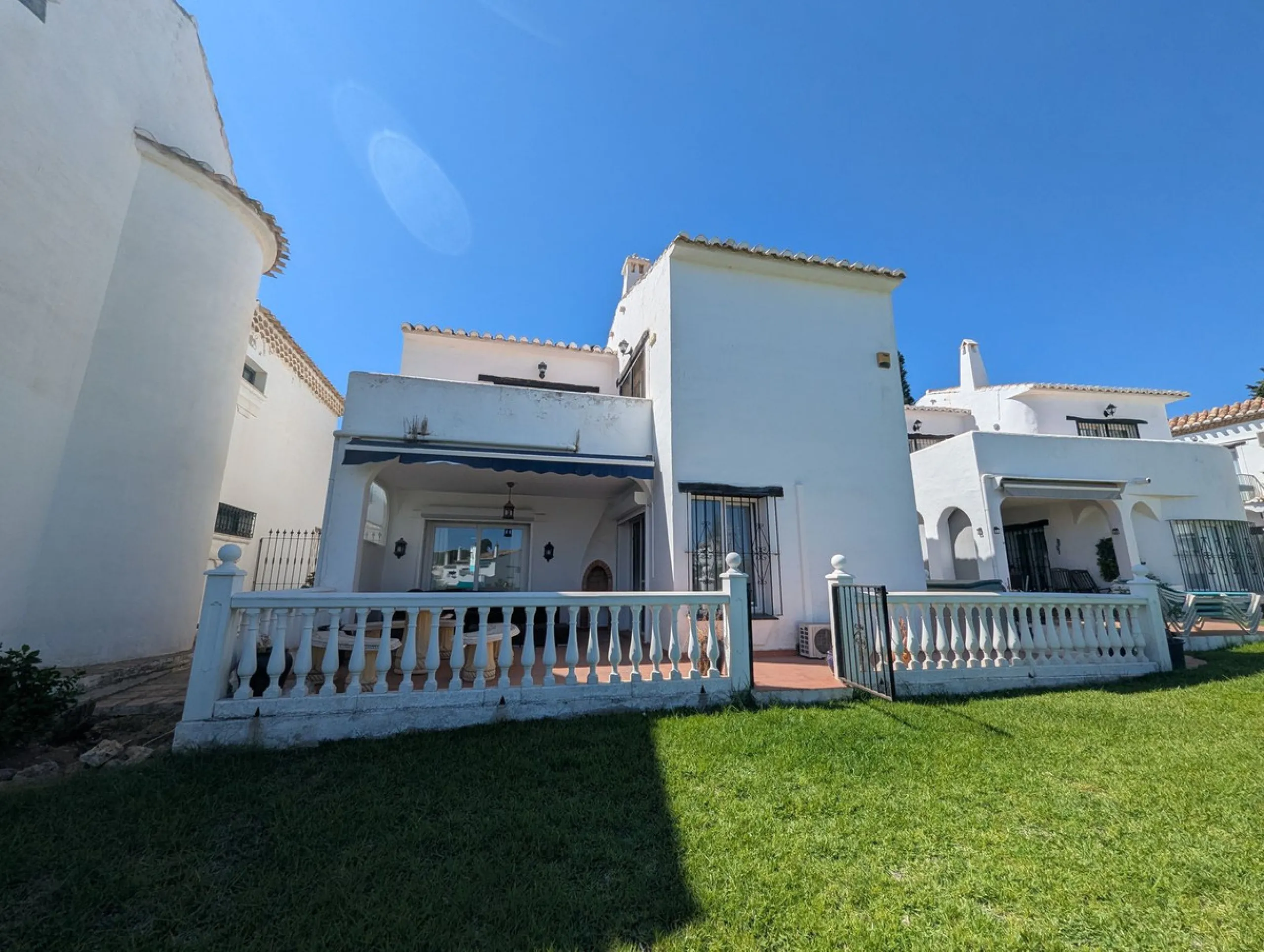 Detached House with Renovation Potential – Prime Calahonda Location – Walking Distance to the Beach
