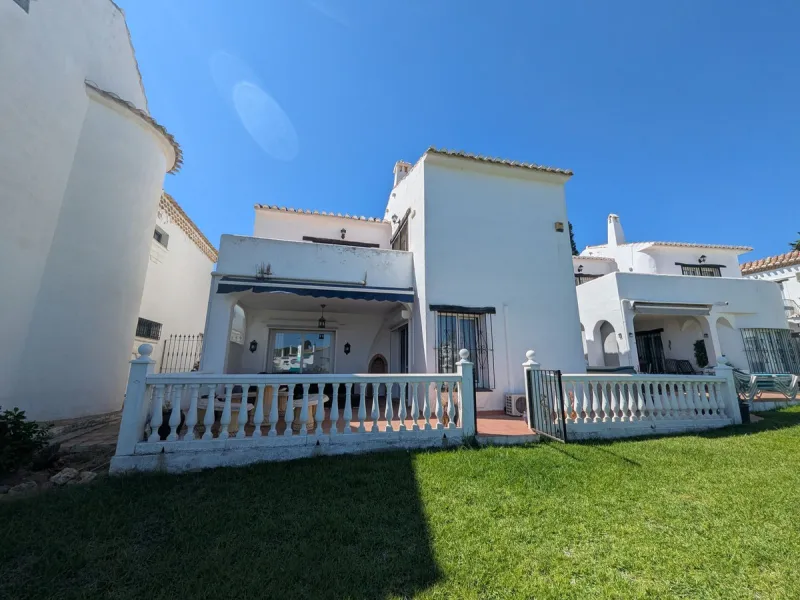 Detached House with Renovation Potential – Prime Calahonda Location – Walking Distance to the Beach