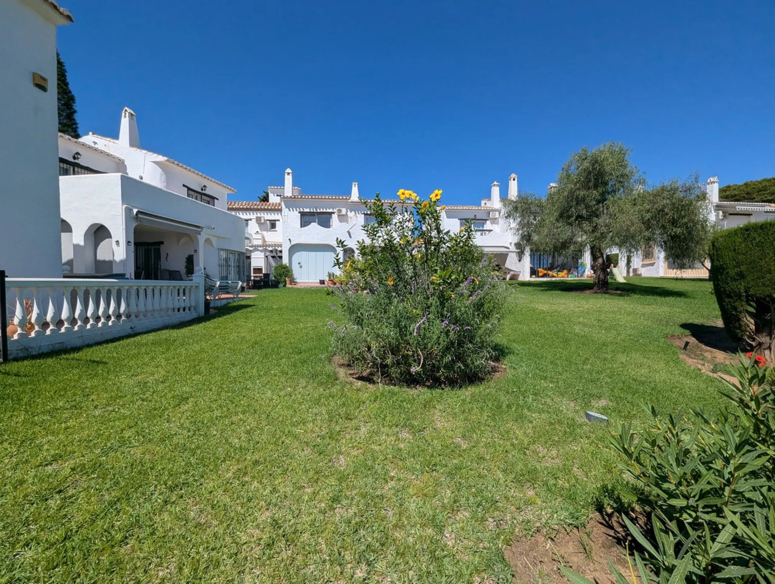 Detached House with Renovation Potential – Prime Calahonda Location – Walking Distance to the Beach
